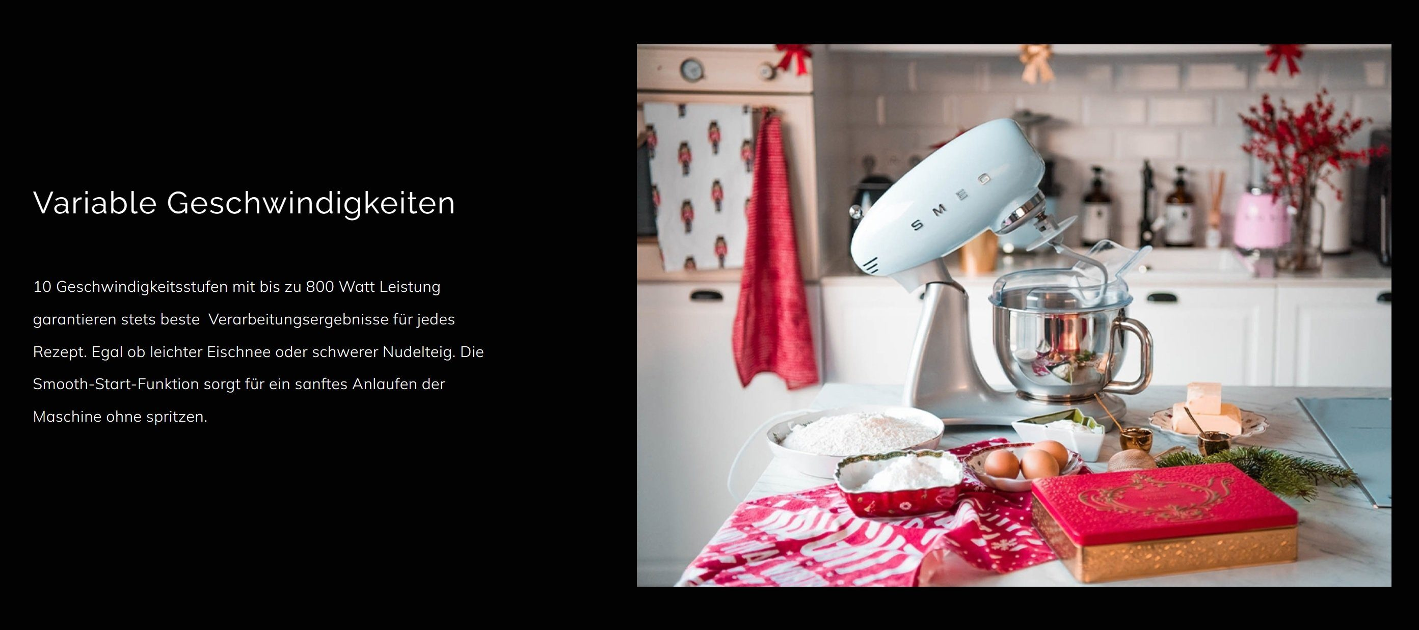 Küchenszene mit Smeg-Küchenmaschine. Weißer Mixer, Edelstahlschüssel, Zutaten auf der Theke. Text links.