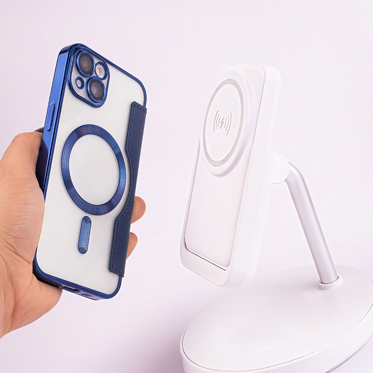 Una custodia per telefono e un supporto per caricabatterie wireless. La custodia ha un bordo blu.