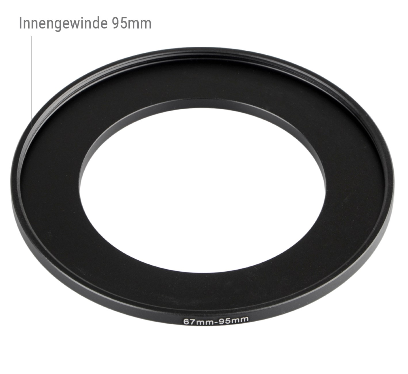 Ein schwarzer Metallring, mit weißem Hintergrund. Text auf dem Ring sagt 67mm-95mm.
