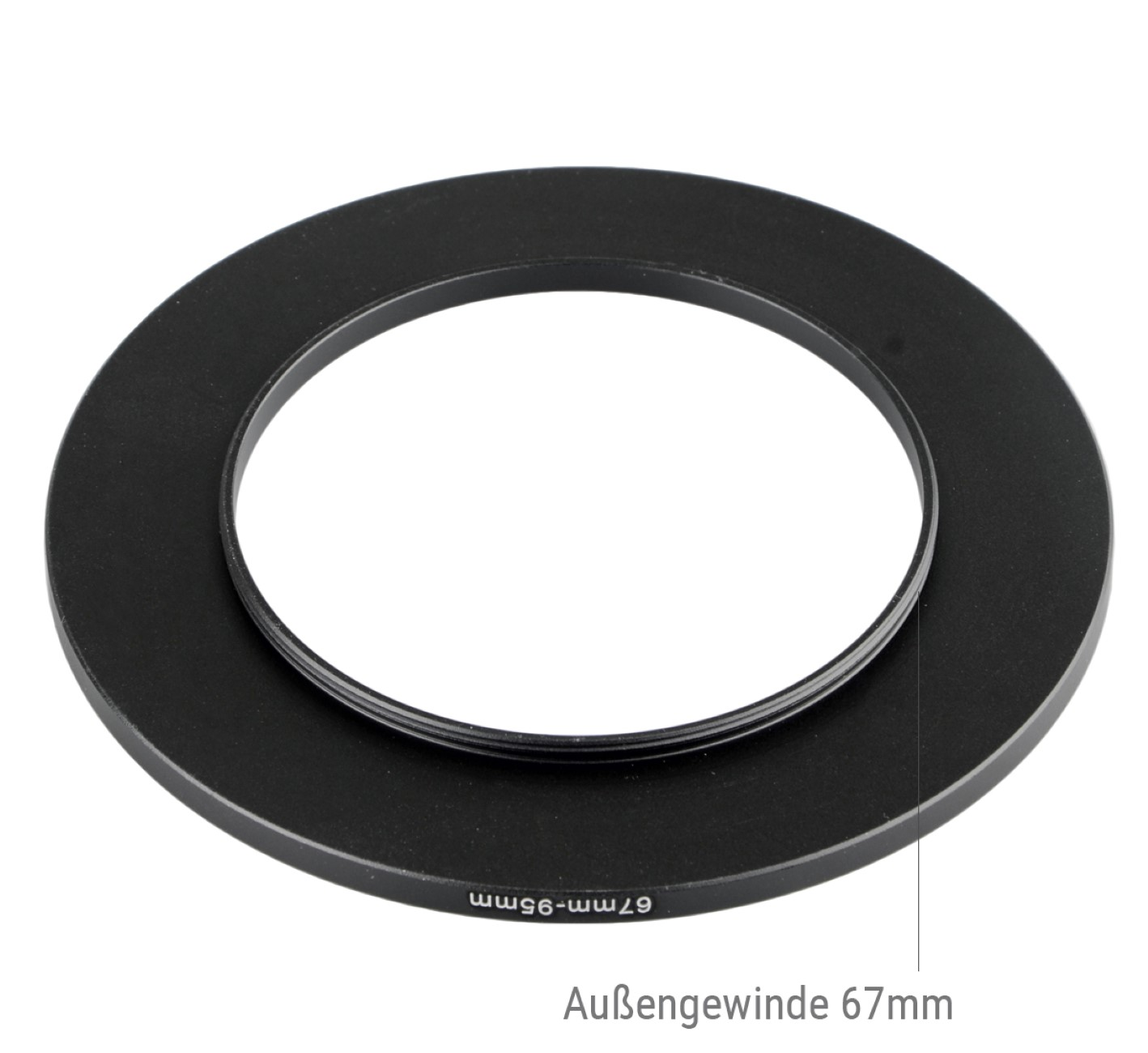Ein schwarzer Ringadapter für ein Kameraobjektiv. Der Text auf dem Adapter lautet 67mm-95mm.