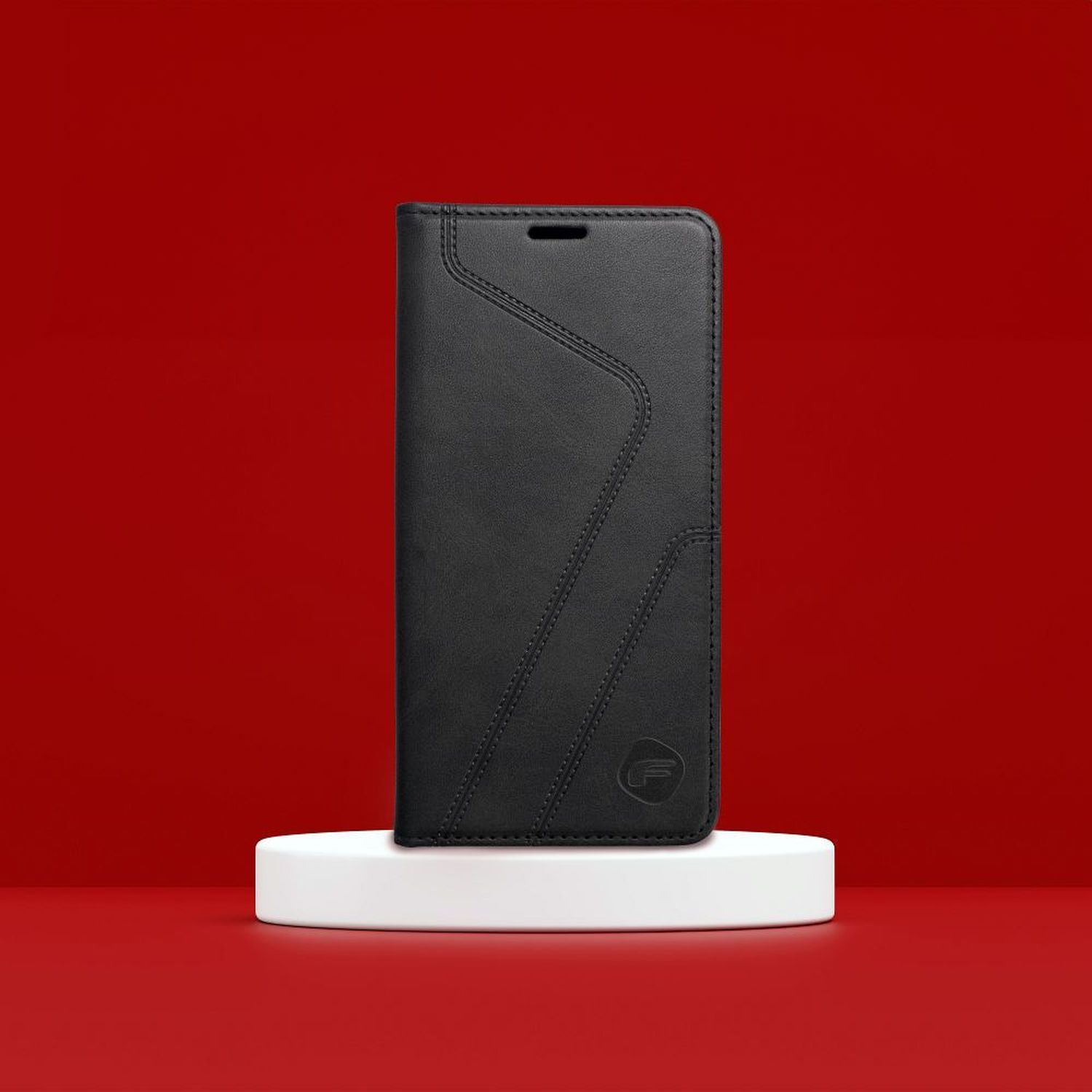 Una custodia per telefono nera su una piattaforma bianca su sfondo rosso.