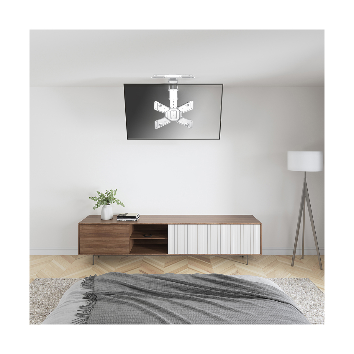 Modernes Wohnzimmer mit TV an Deckenhalterung, Holzschrank und Lampe.