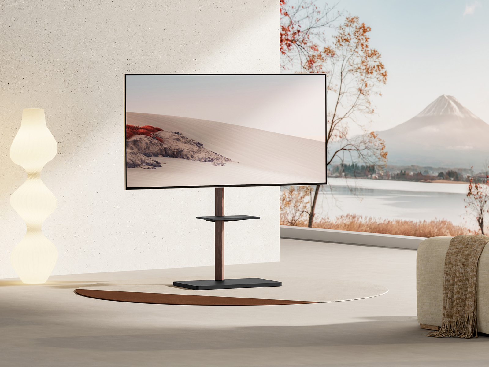Ein großer Fernseher auf einem Ständer. Der Hintergrund zeigt eine Landschaft mit Berg und See.