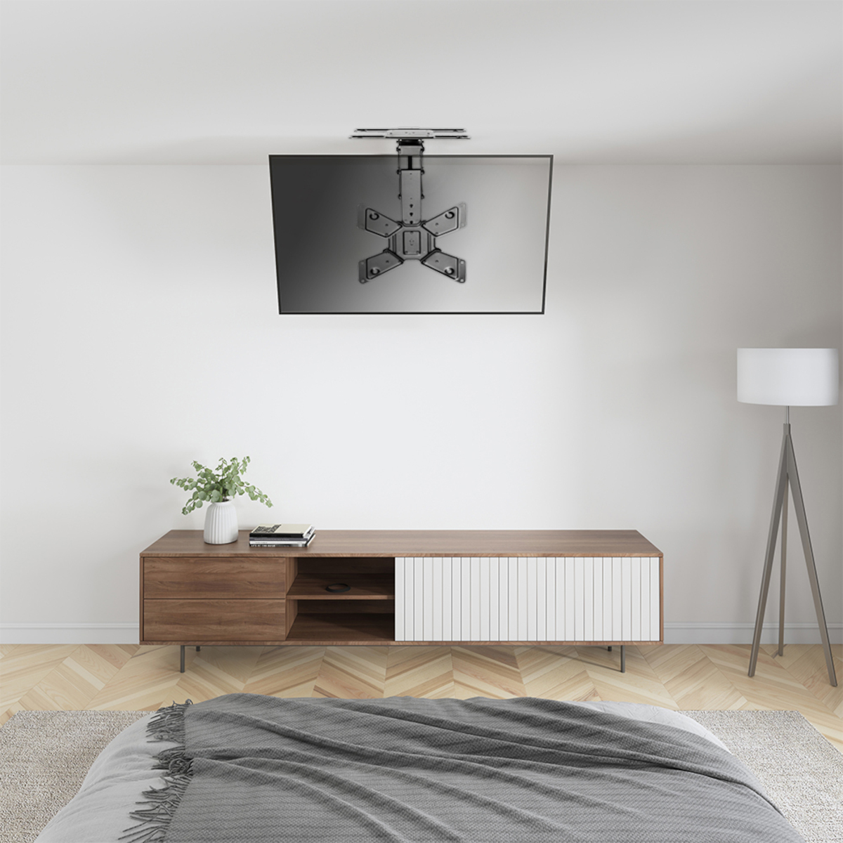 TV an der Decke, mit Holzschrank, Deko und Holzboden.