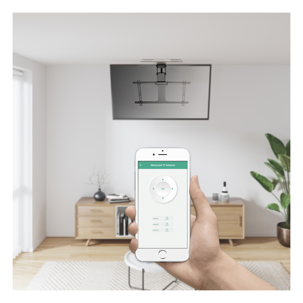 Hand, die ein Telefon hält, zeigt Fernbedienung für eine an der Decke montierte TV.