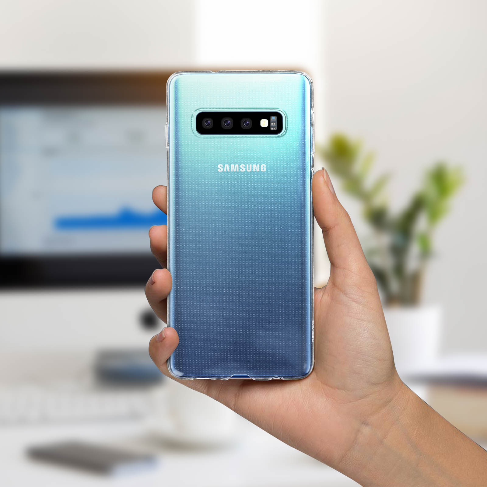 Una mano tiene una custodia trasparente su un telefono blu, mostrando la parte posteriore con le fotocamere.