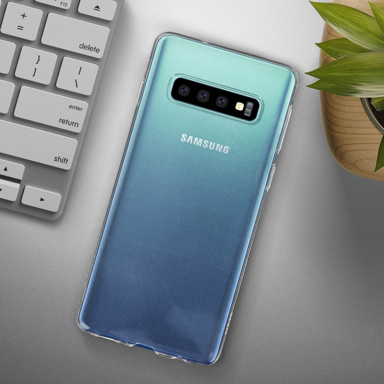 Uno smartphone Samsung all'interno di una custodia protettiva trasparente, su una superficie grigio chiaro.