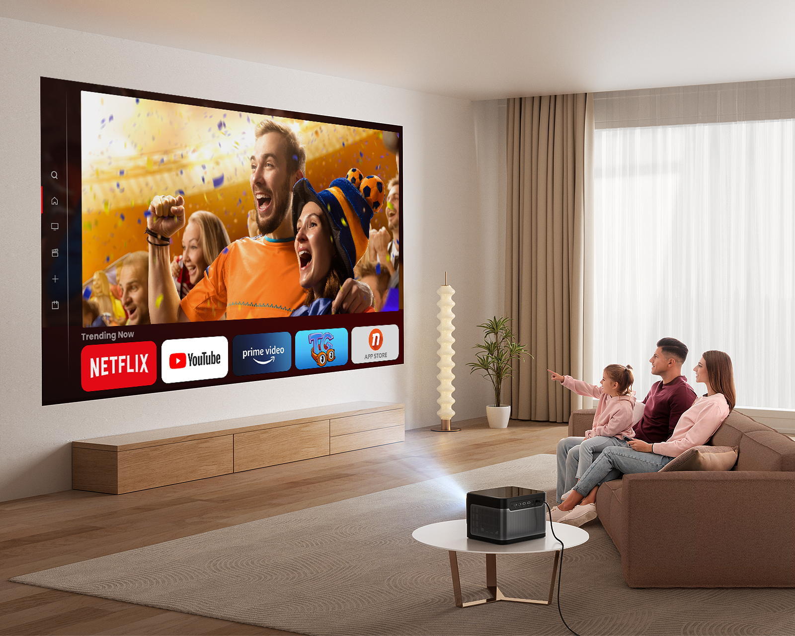 Eine Familie schaut Fernsehen auf einem Großbildschirm mit Streaming-Apps.