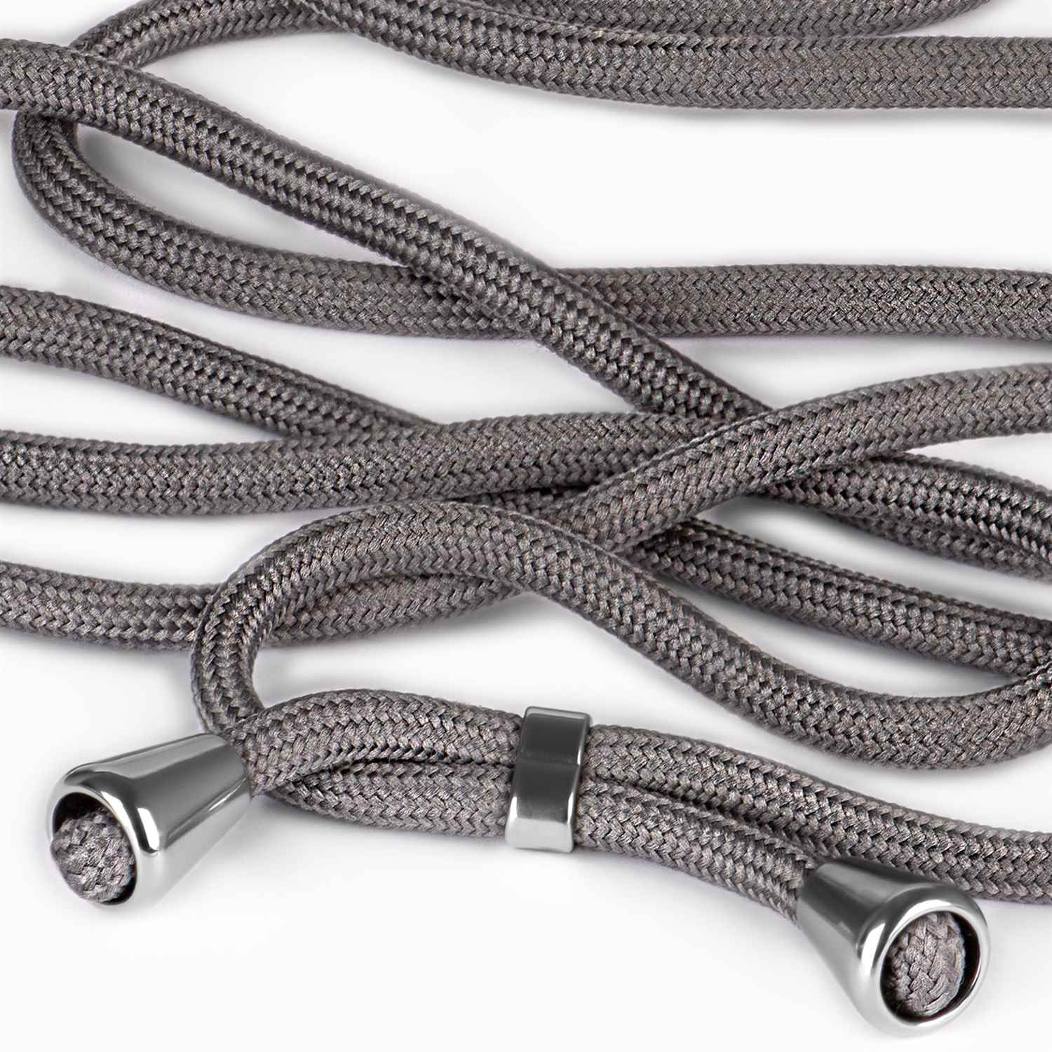 Graues Telefon-Lanyard mit silbernen Akzenten und Spitzen. Weißer Hintergrund.