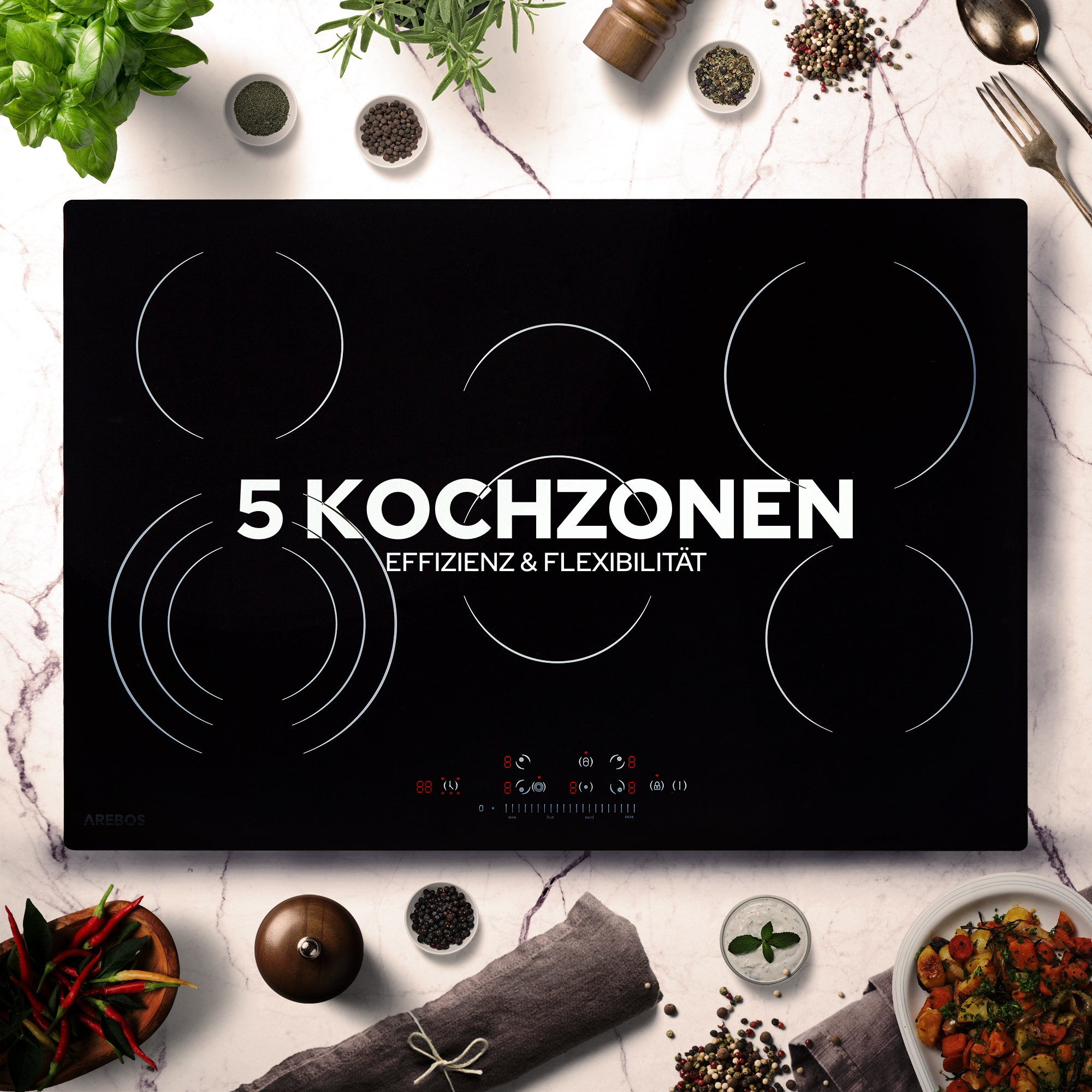 Schwarzes Induktionskochfeld mit 5 Kochzonen. Es gibt Zutaten herum.