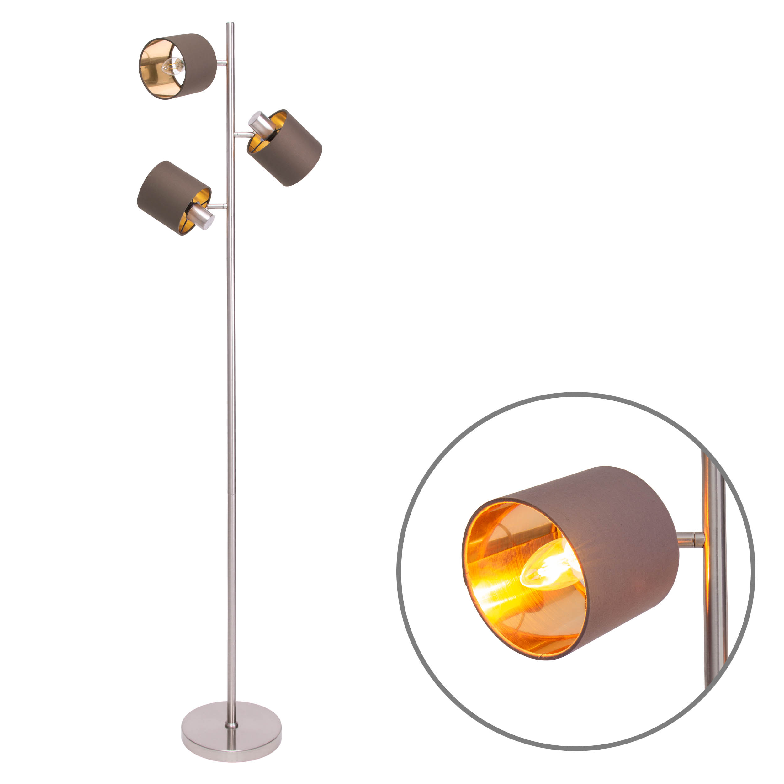 Silberne Stehlampe mit drei Lampenschirmen. Die Lichter sind an.