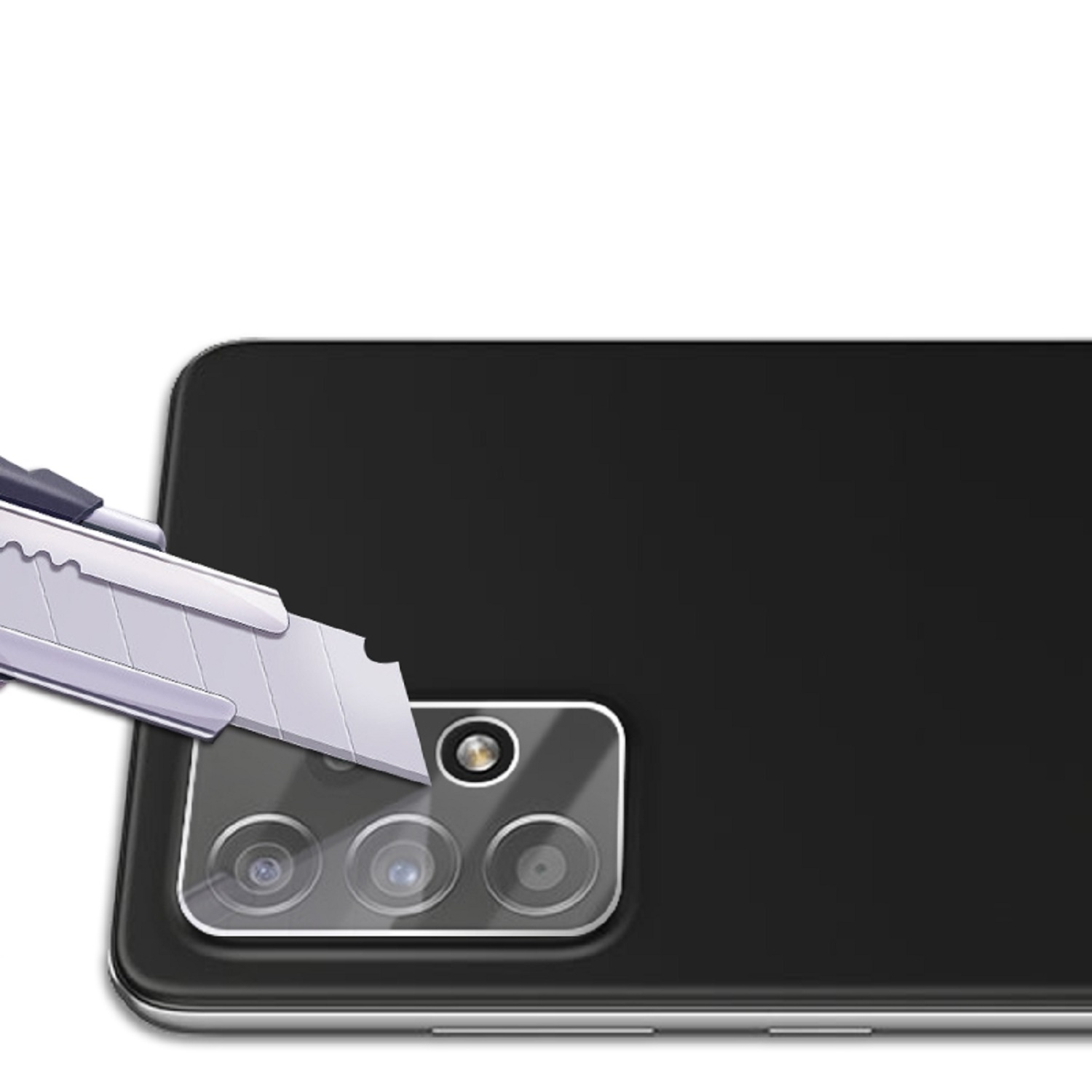 Eine Telefonrückseite mit Kamera-Setup wird mit einem Cuttermesser geschnitten. Das Telefon ist schwarz.