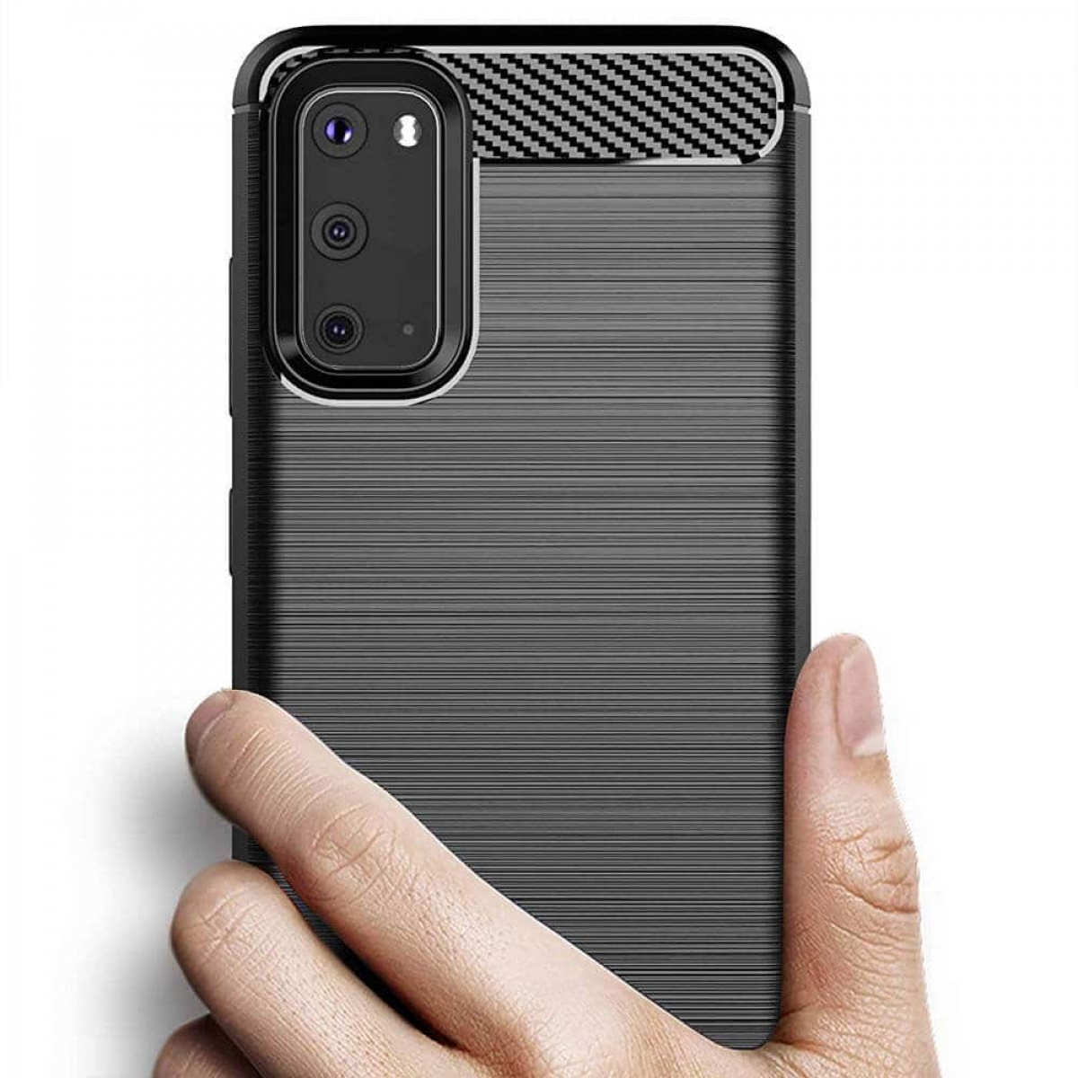 Schwarze Handyhülle mit Carbonfaser-Design. Weißer Hintergrund. Hand eines Mannes hält.