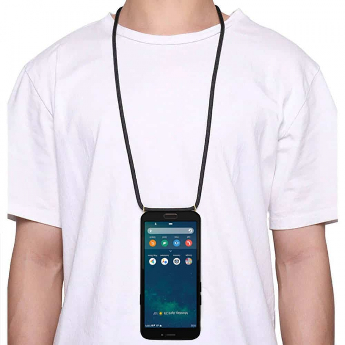 Person trägt weißes Hemd, mit schwarzem Telefon an einem Band.