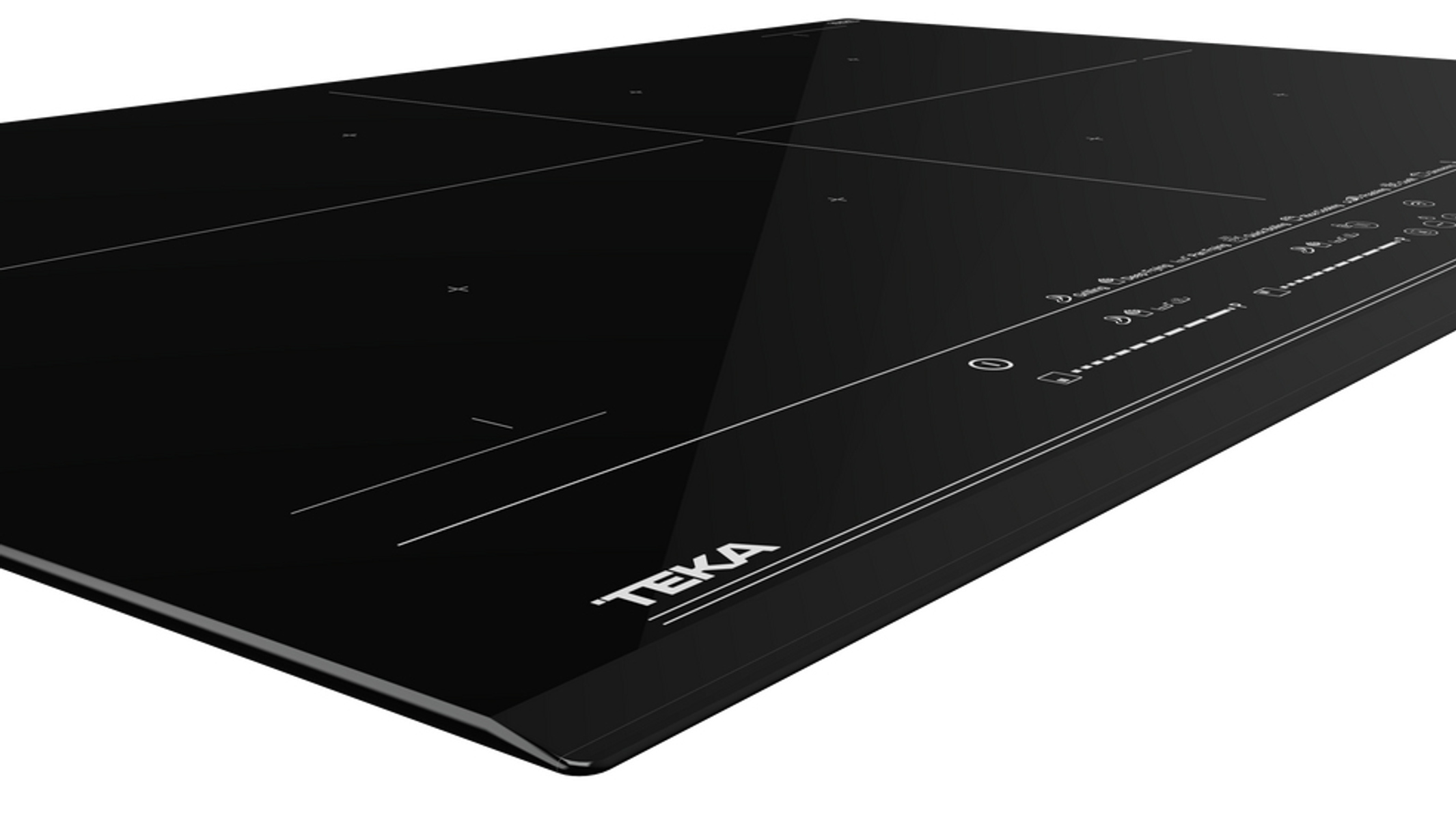 Placa de cocina de vidrio negro con la marca Teka. Cuatro zonas de cocción circulares con líneas blancas.