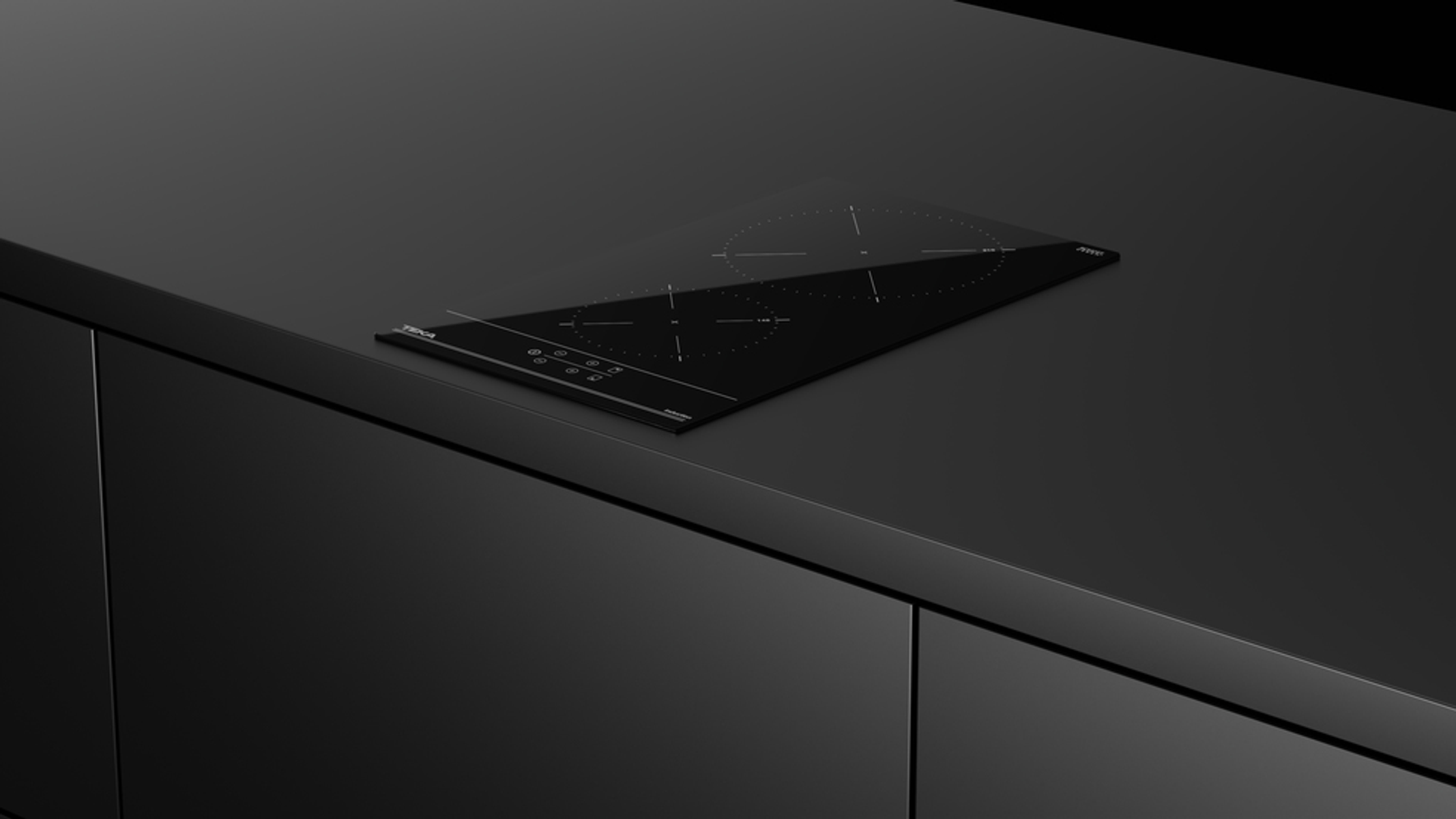 Placa negra sobre una superficie negra. Tiene un panel táctil y un diseño moderno.
