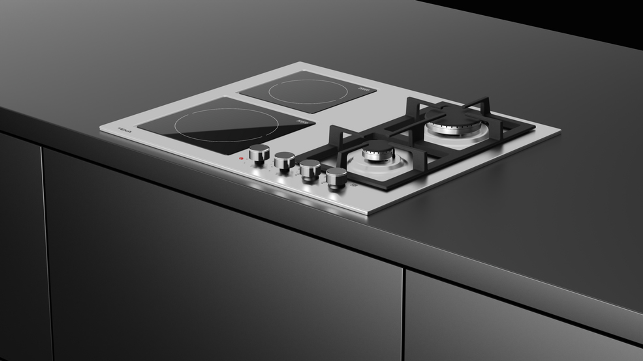 Fornello a incasso in acciaio inox con quattro fuochi su un piano nero.