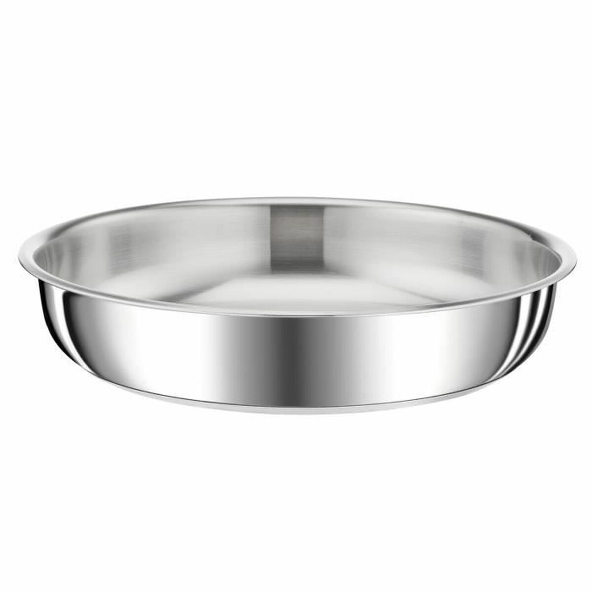 Błyszcząca, okrągła patelnia ze stali nierdzewnej. Patelnia jest pusta i odbija światło.