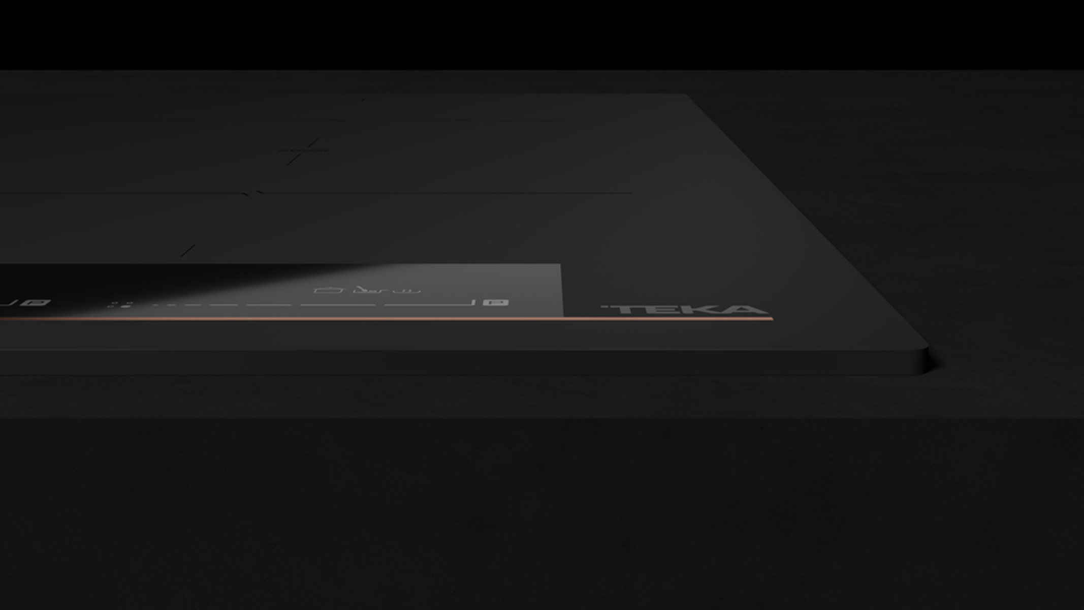 Zbliżenie czarnej płyty grzewczej z pomarańczowym wykończeniem. Widoczne logo Teka.