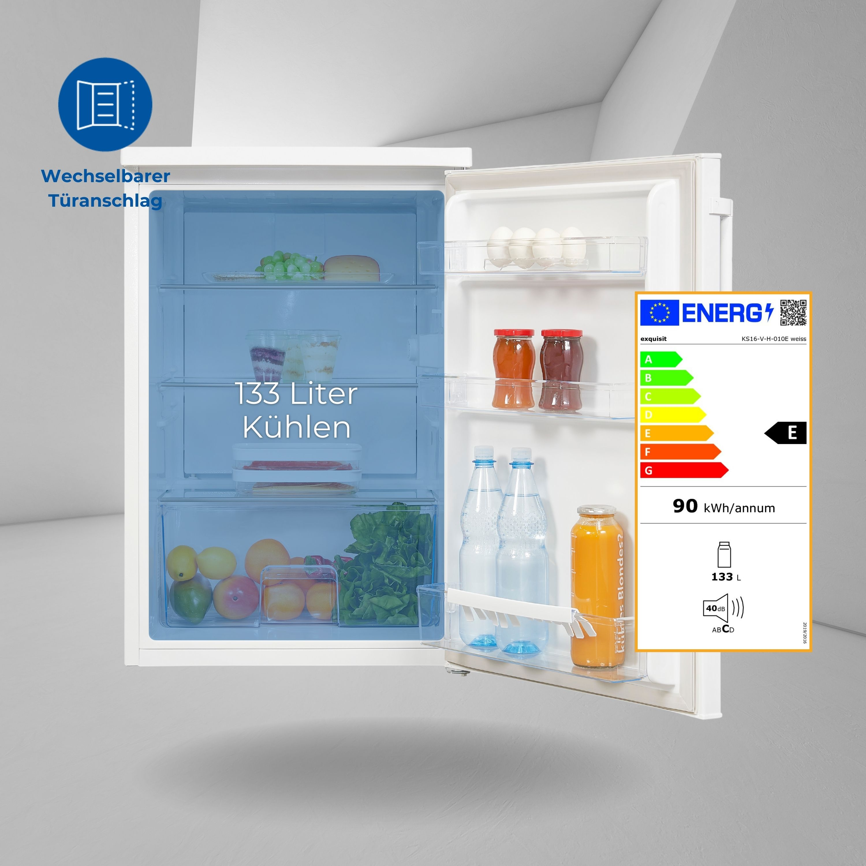 Kühlschrank mit offener Tür, zeigt Regale mit Lebensmitteln und ein Energieeffizienzlabel.
