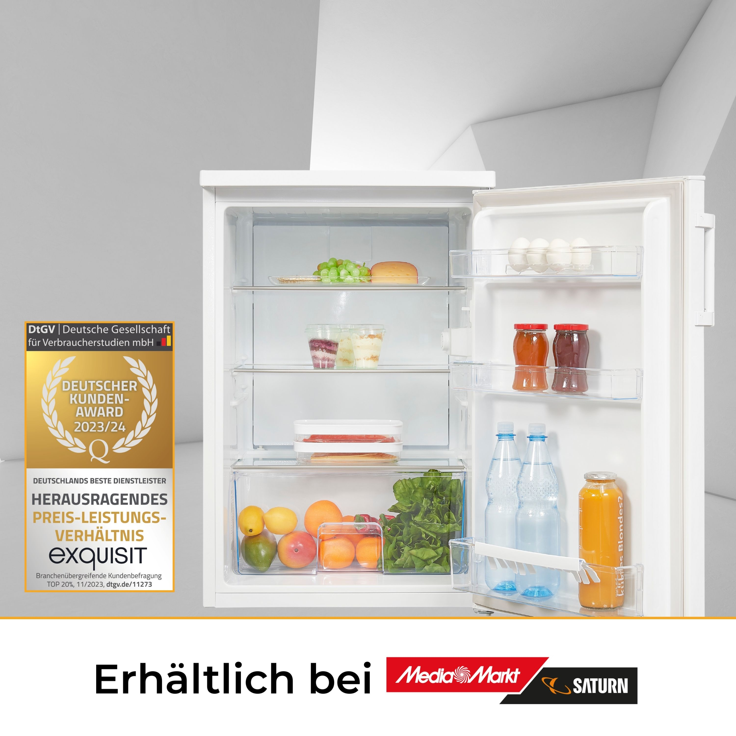 Ein weißer Kühlschrank mit offener Tür. Innen: Früchte, Gemüse, Getränke und ein Award-Aufkleber an der Seite.