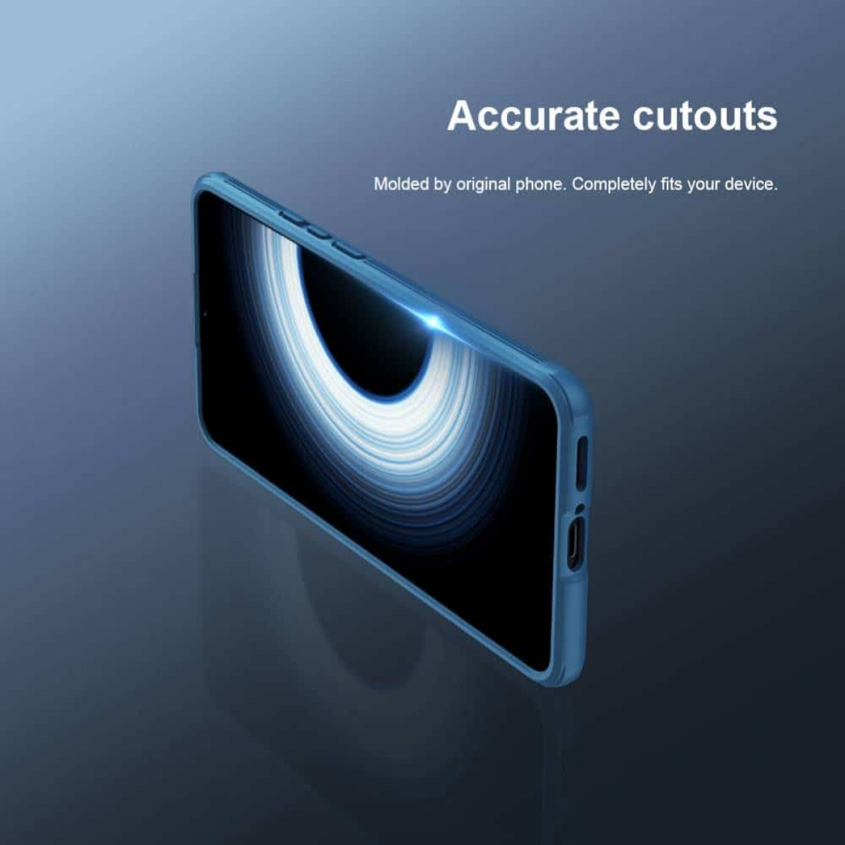 Blaue Handyhülle mit Telefon darin. Text „Genaue Aussparungen“. Blauer Hintergrund.