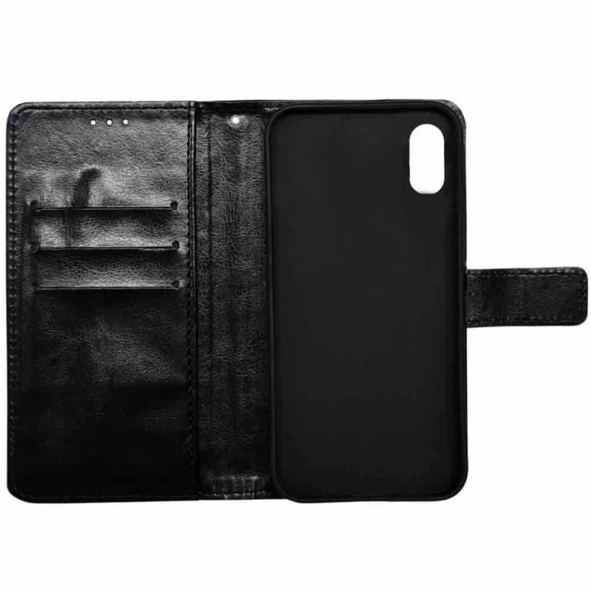 Eine schwarze Telefonhülle, geöffnet, die Innenseite und ein schwarzes Telefon zeigt. Die Hülle hat Kartenfächer.