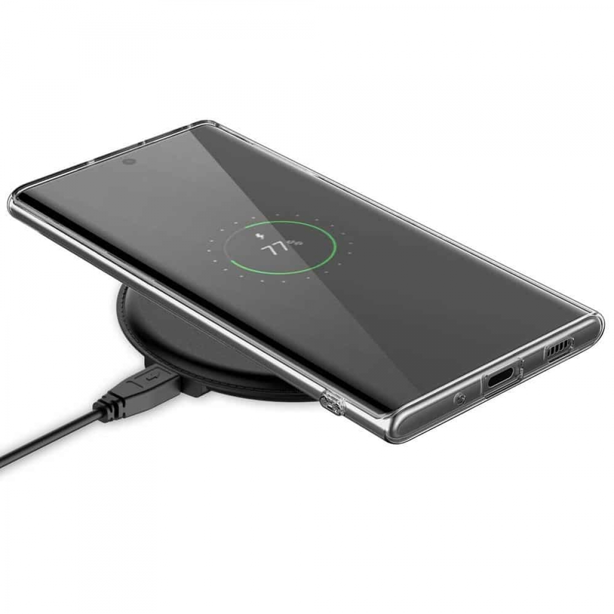 Telefon, der kabellos auf einem schwarzen Pad geladen wird. Weißer Hintergrund.