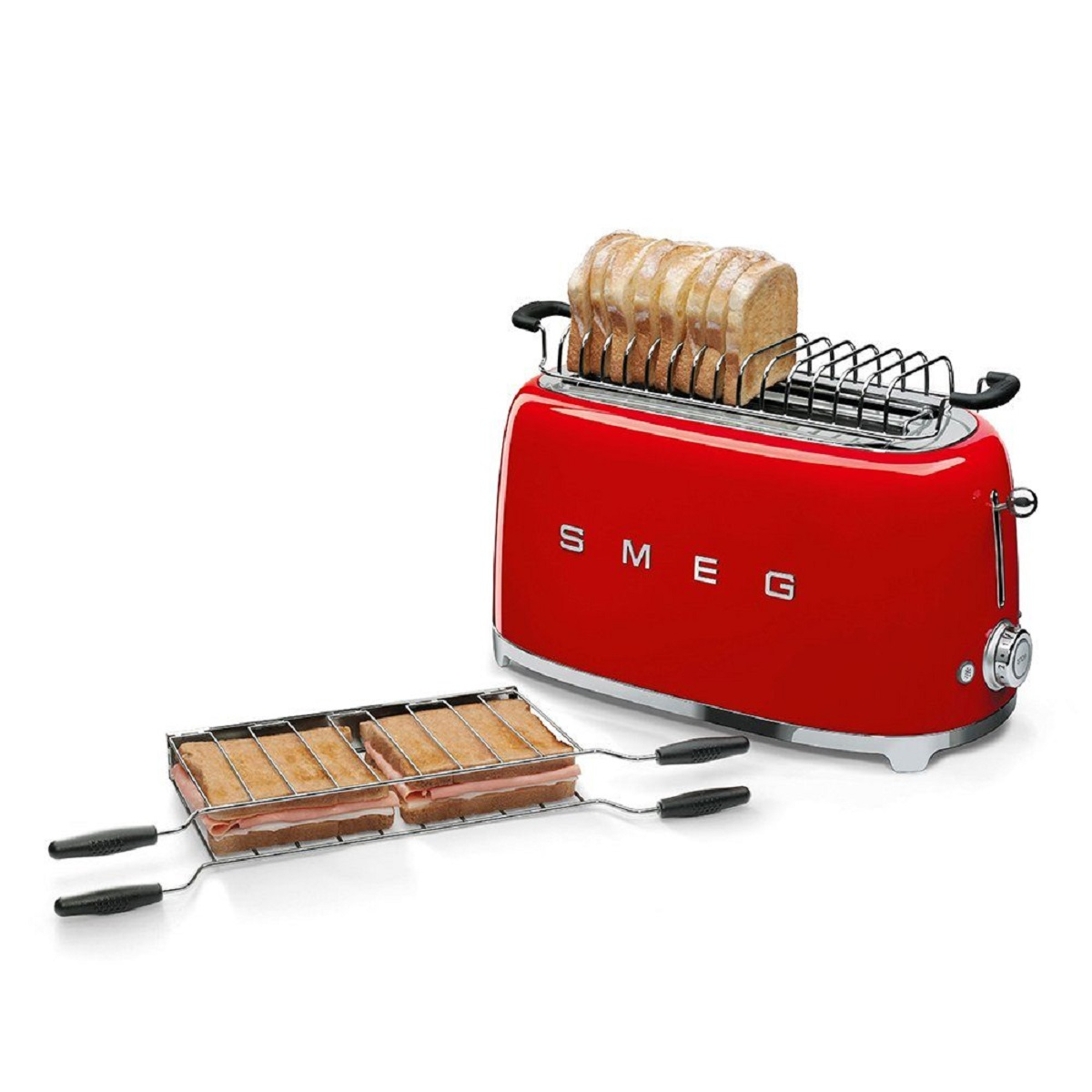 Roter SMEG-Toaster mit Brot und einem Sandwichgrill auf weißem Hintergrund.