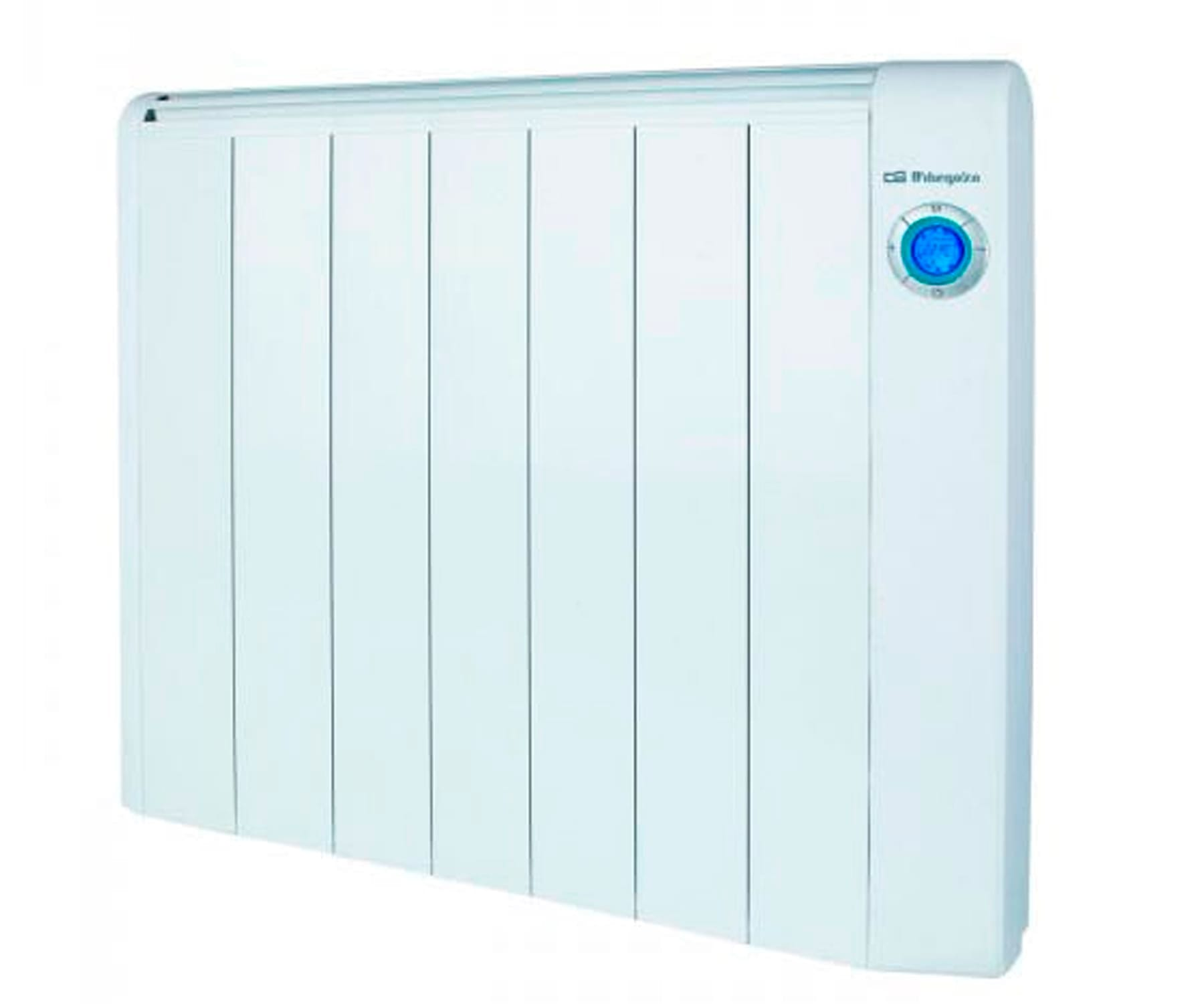 Biały grzejnik elektryczny z niebieskim pokrętłem. Izolowany na białym tle.