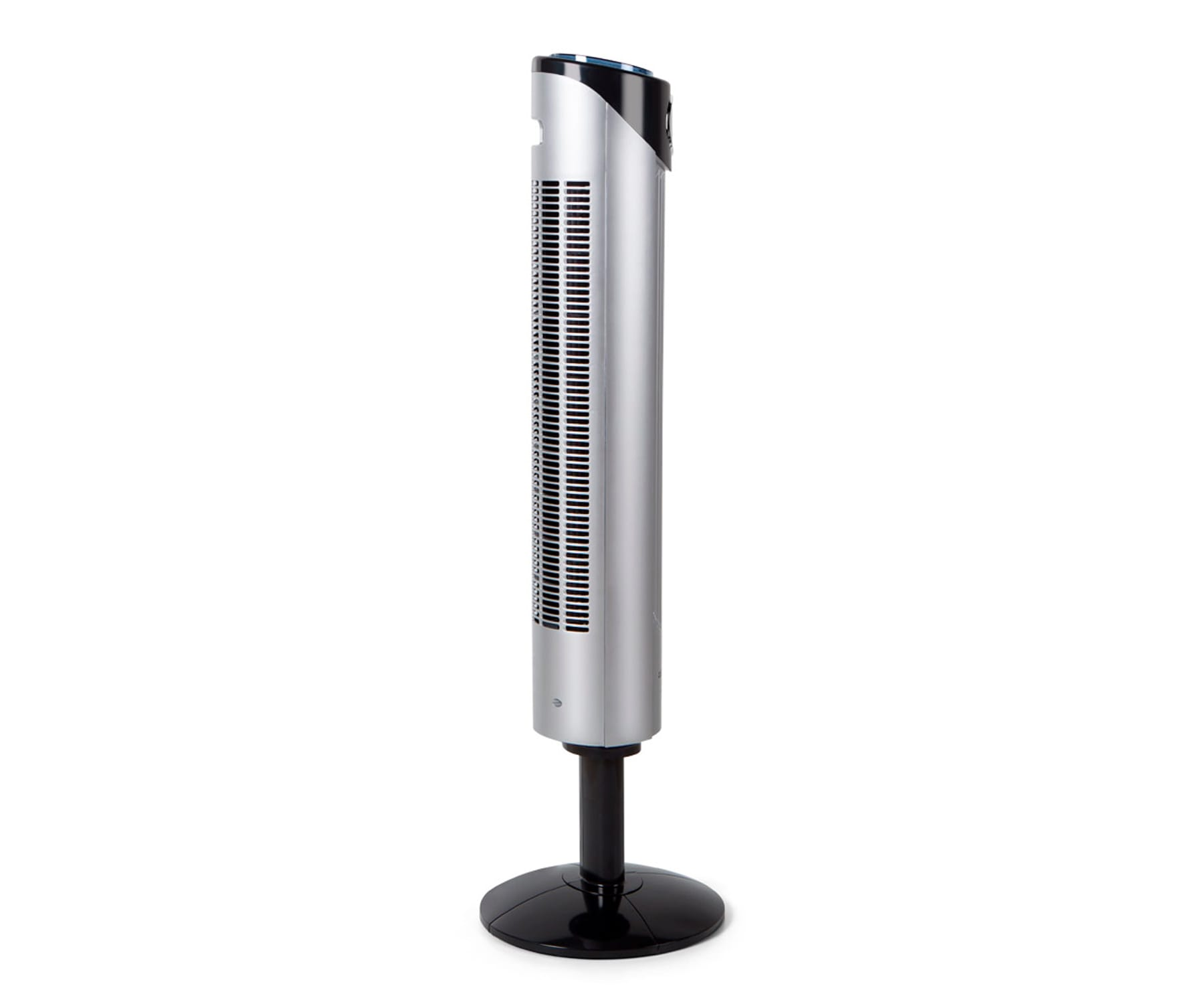 Ventilador de torre plateado y negro sobre fondo blanco. El ventilador es alto y elegante.