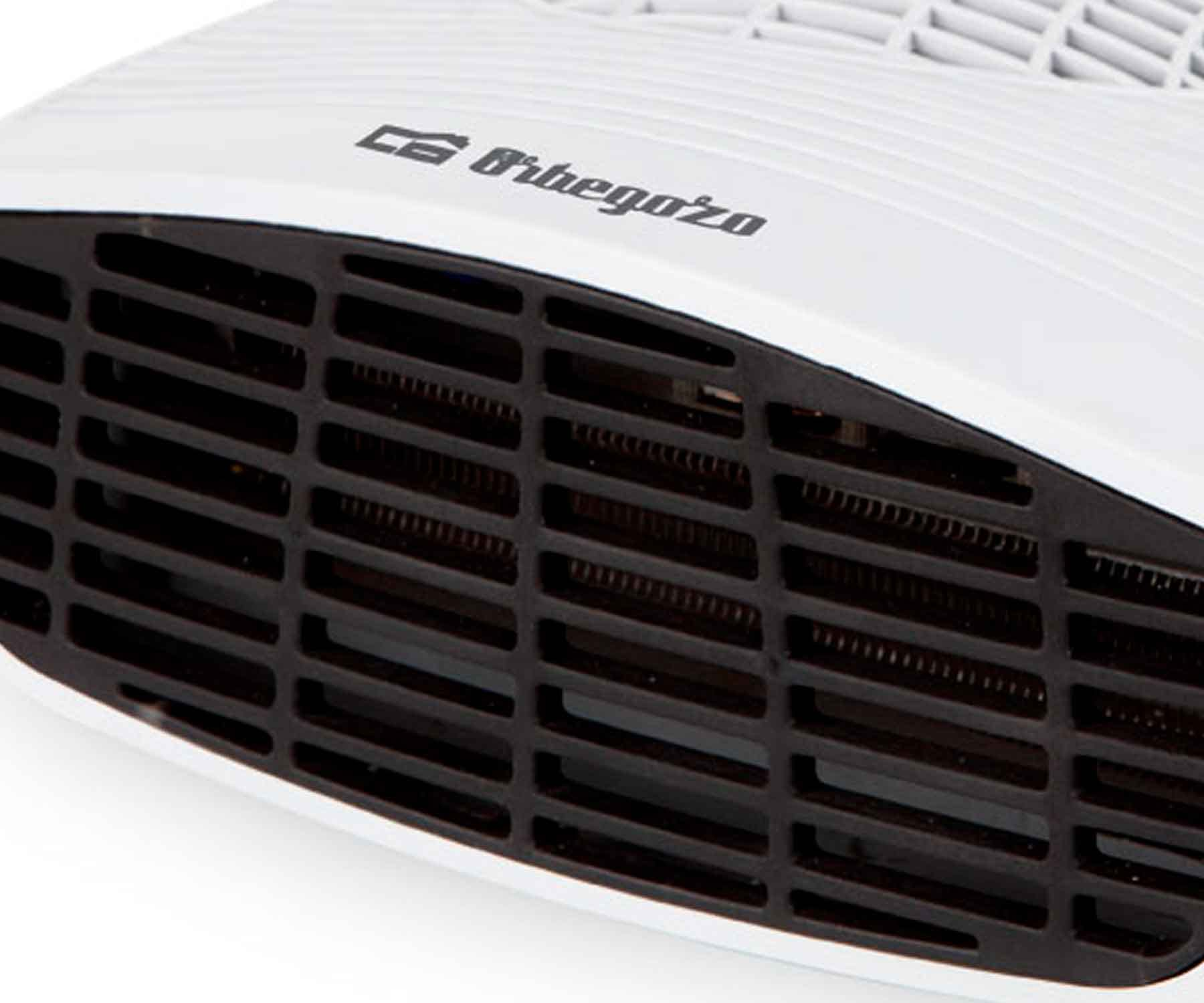 Primer plano de un calefactor eléctrico blanco y negro con logo.