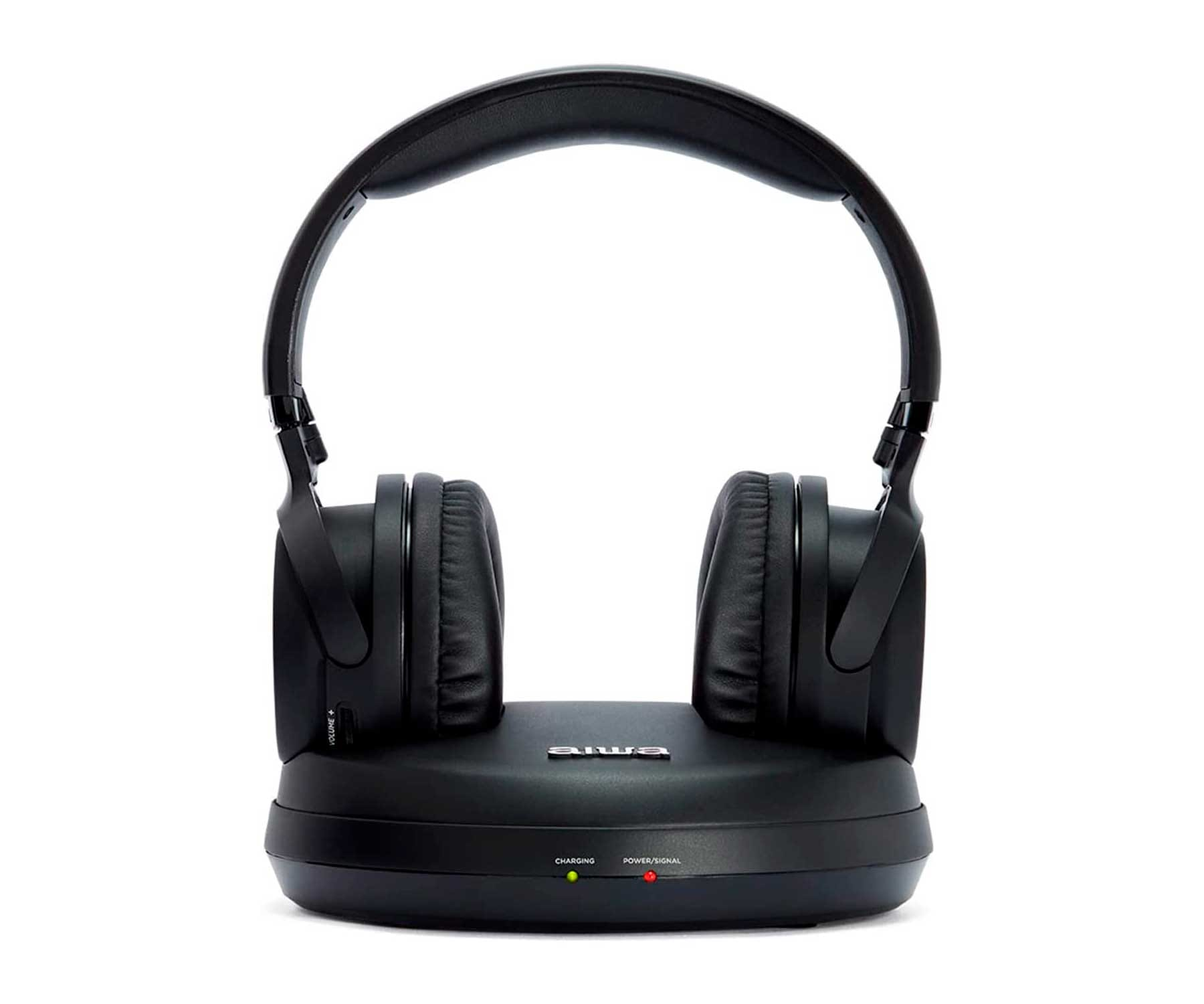 Czarne słuchawki na podstawie ładującej. Widoczne wskaźniki ładowania i zasilania. Białe tło.