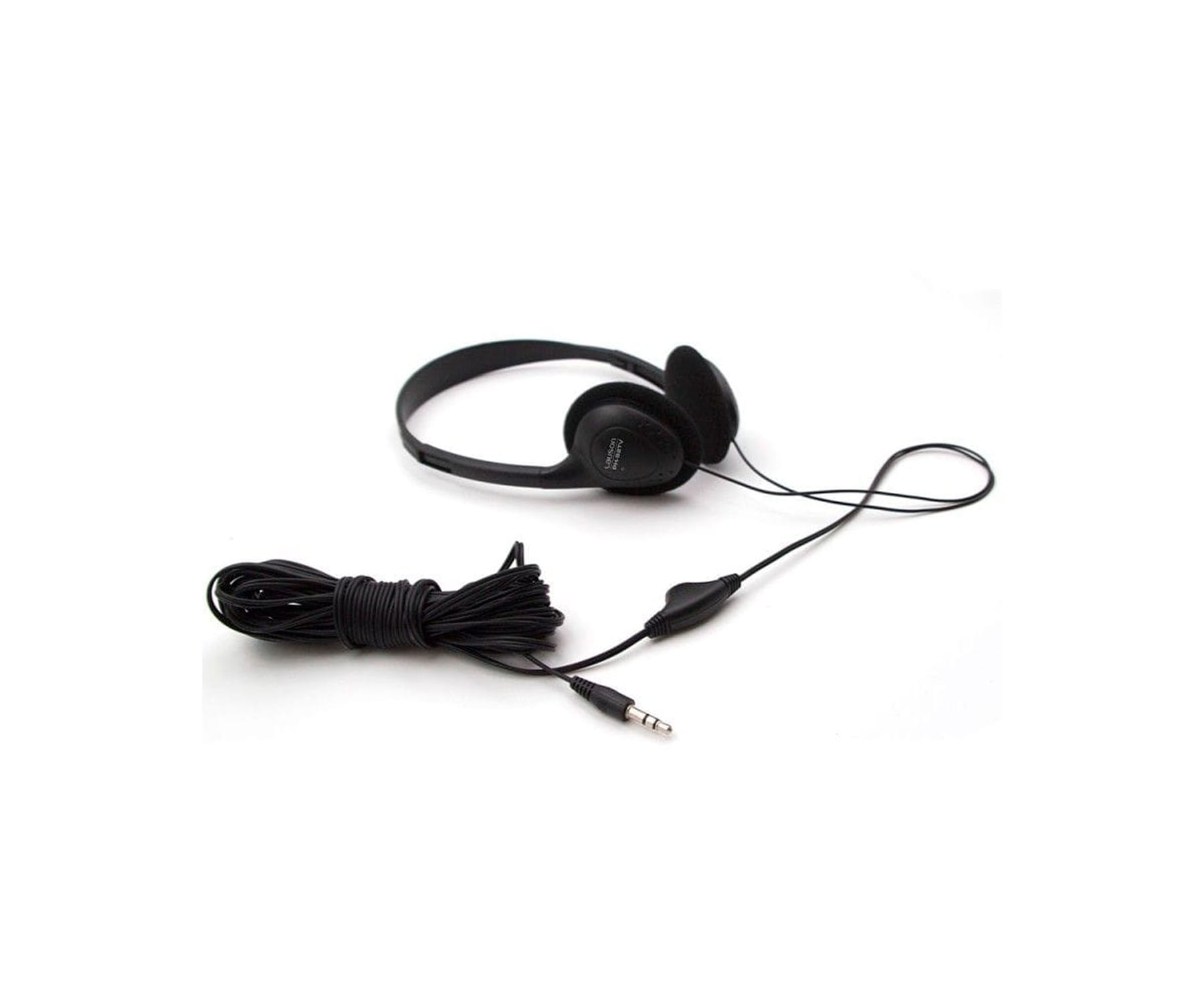 Auriculares negros con cable y controles sobre fondo blanco. Vista aislada.