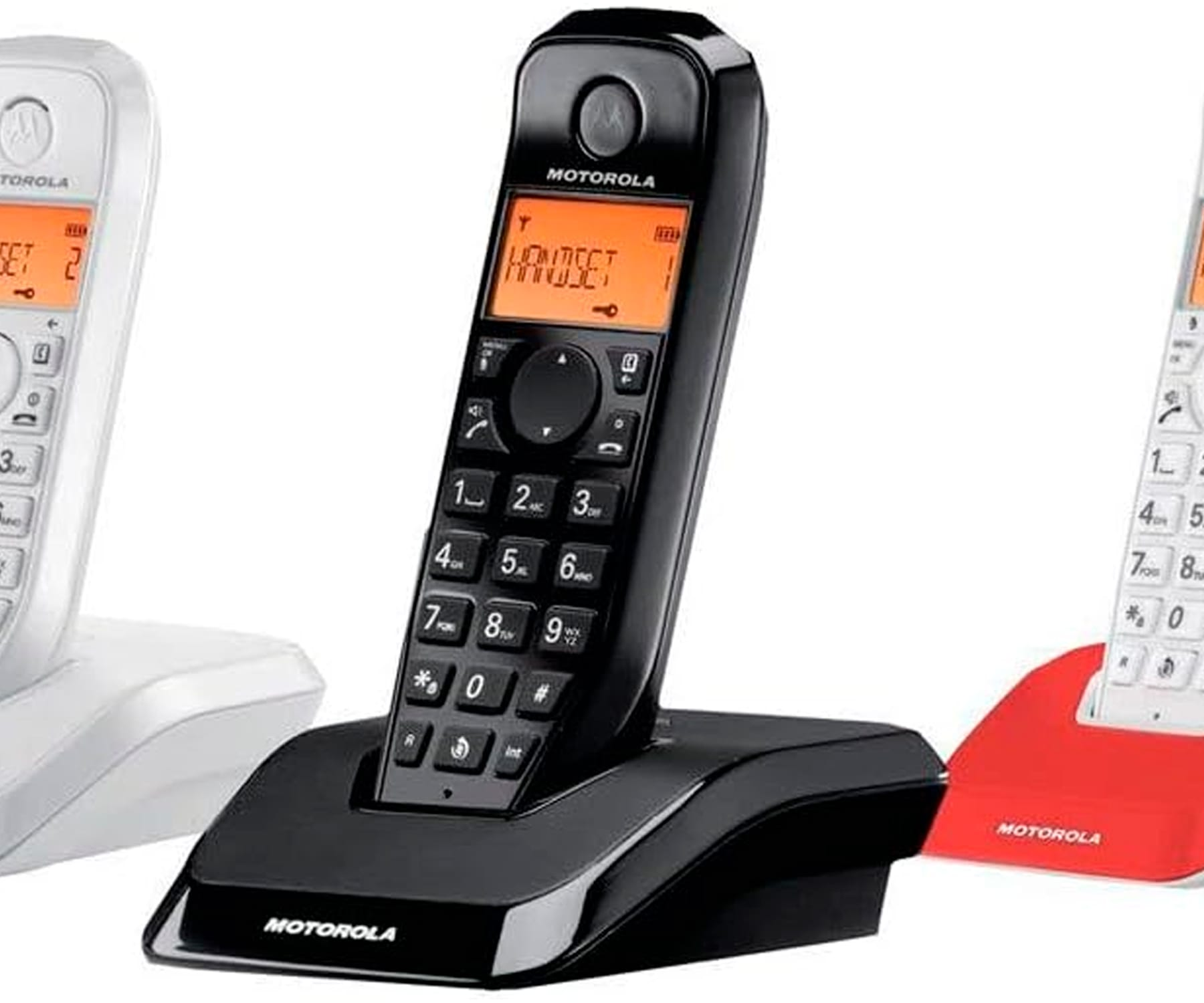 Teléfono Motorola negro sobre base, con dos teléfonos blancos en el fondo.