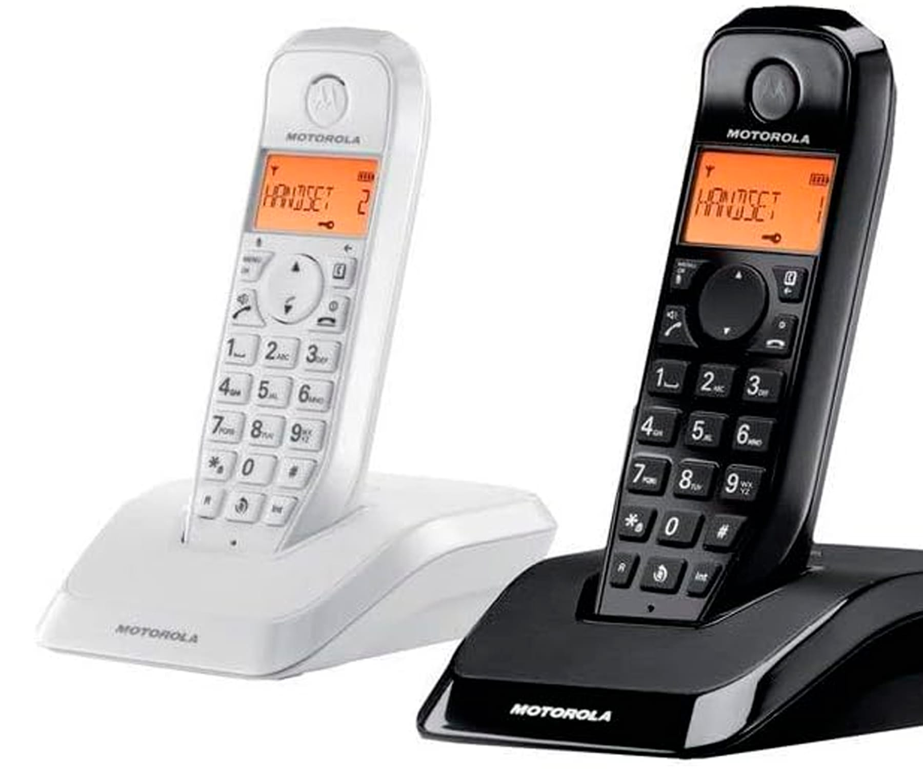 Dos teléfonos inalámbricos Motorola, uno blanco y otro negro, en sus bases.