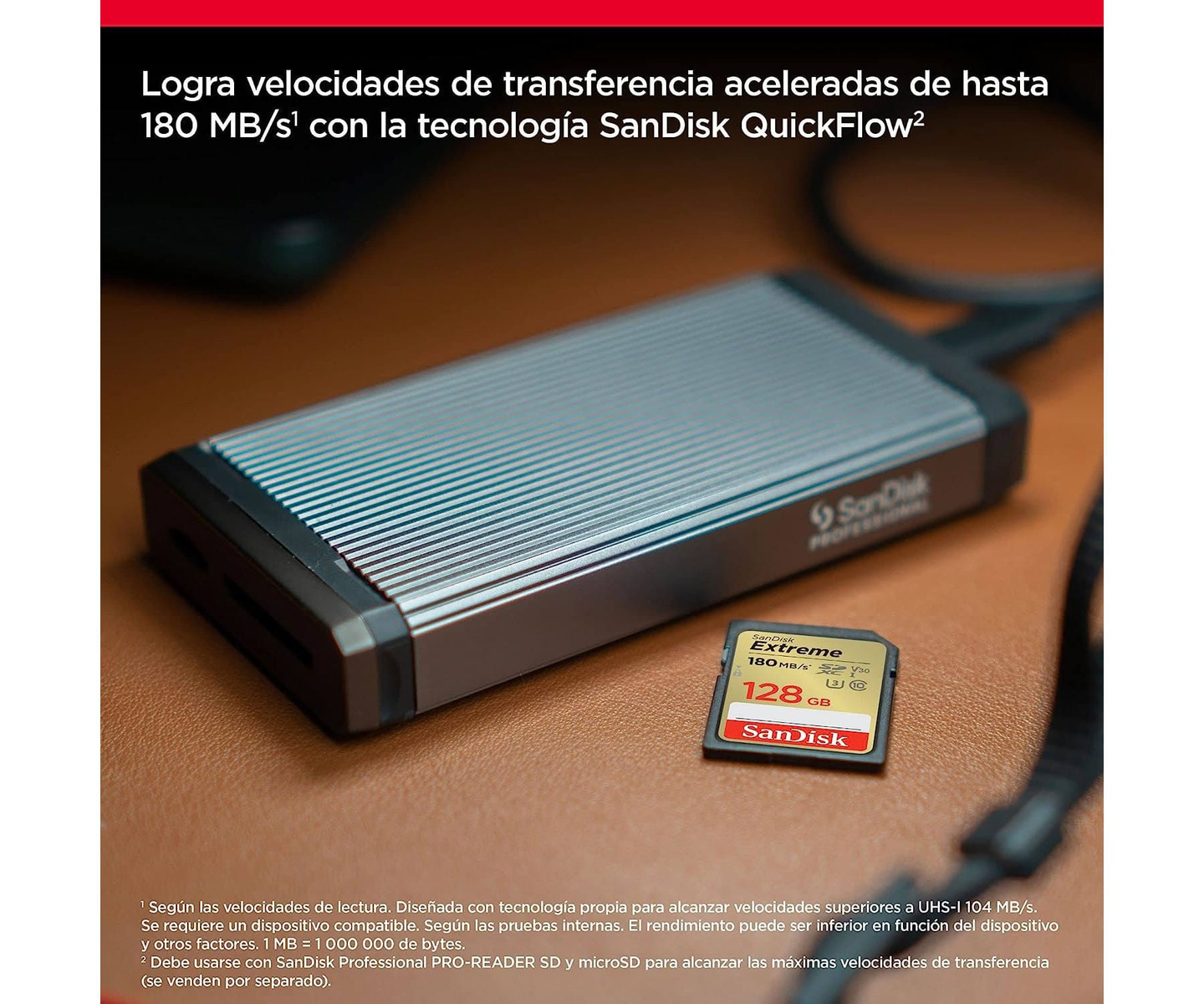 Lector de tarjetas plateado con una tarjeta SD Sandisk Extreme en mesa marrón.