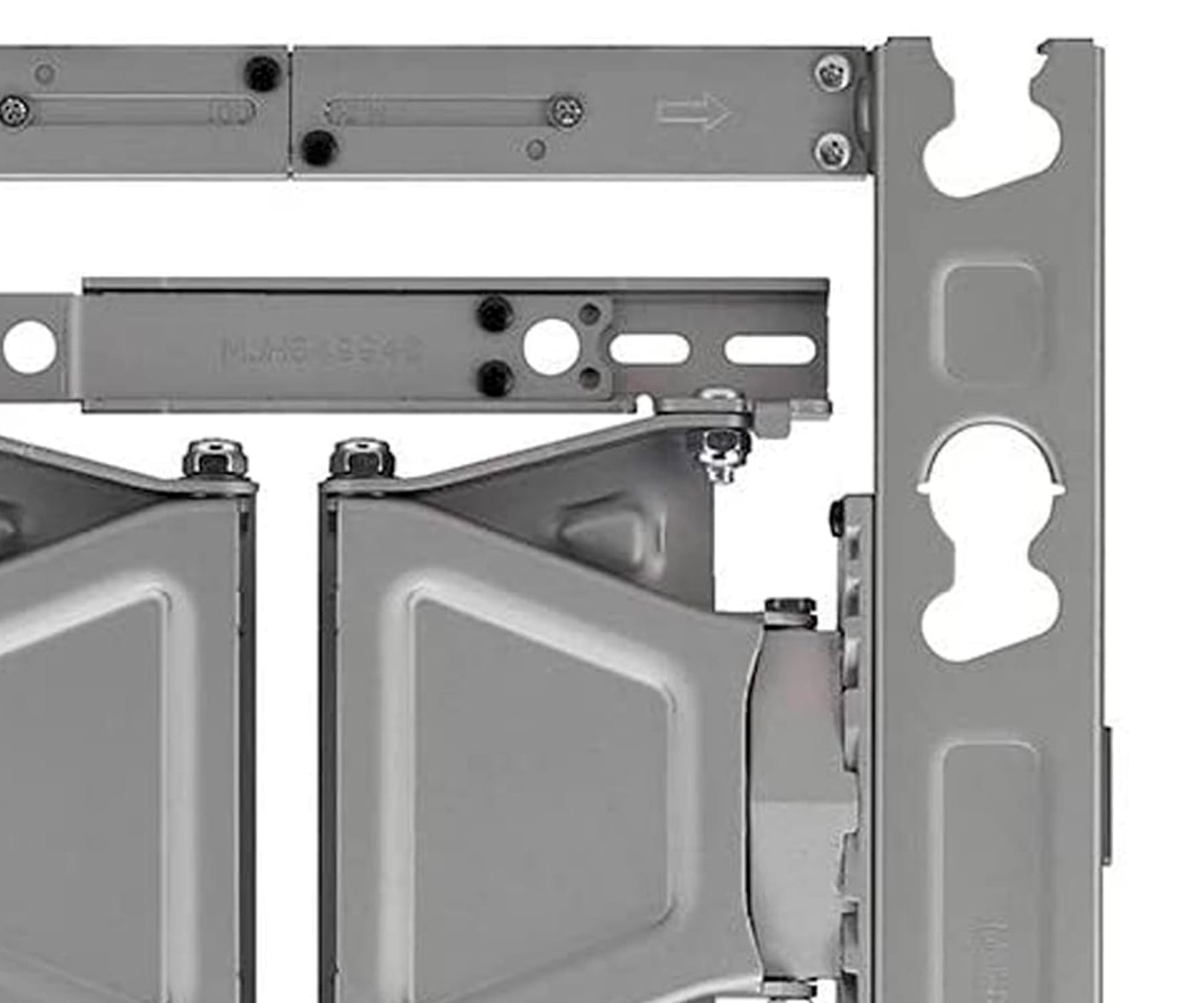 Primer plano de soportes y tornillos metálicos. La imagen muestra los detalles de la estructura.