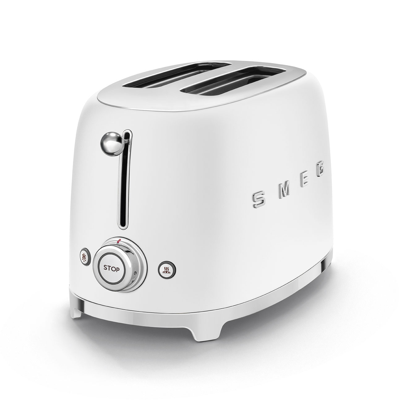 Ein weißer Smeg-Toaster mit zwei Schlitzen. Er hat einen Hebel, einen Einstellknopf und eine Stopptaste. Er steht auf einer weißen Oberfläche.