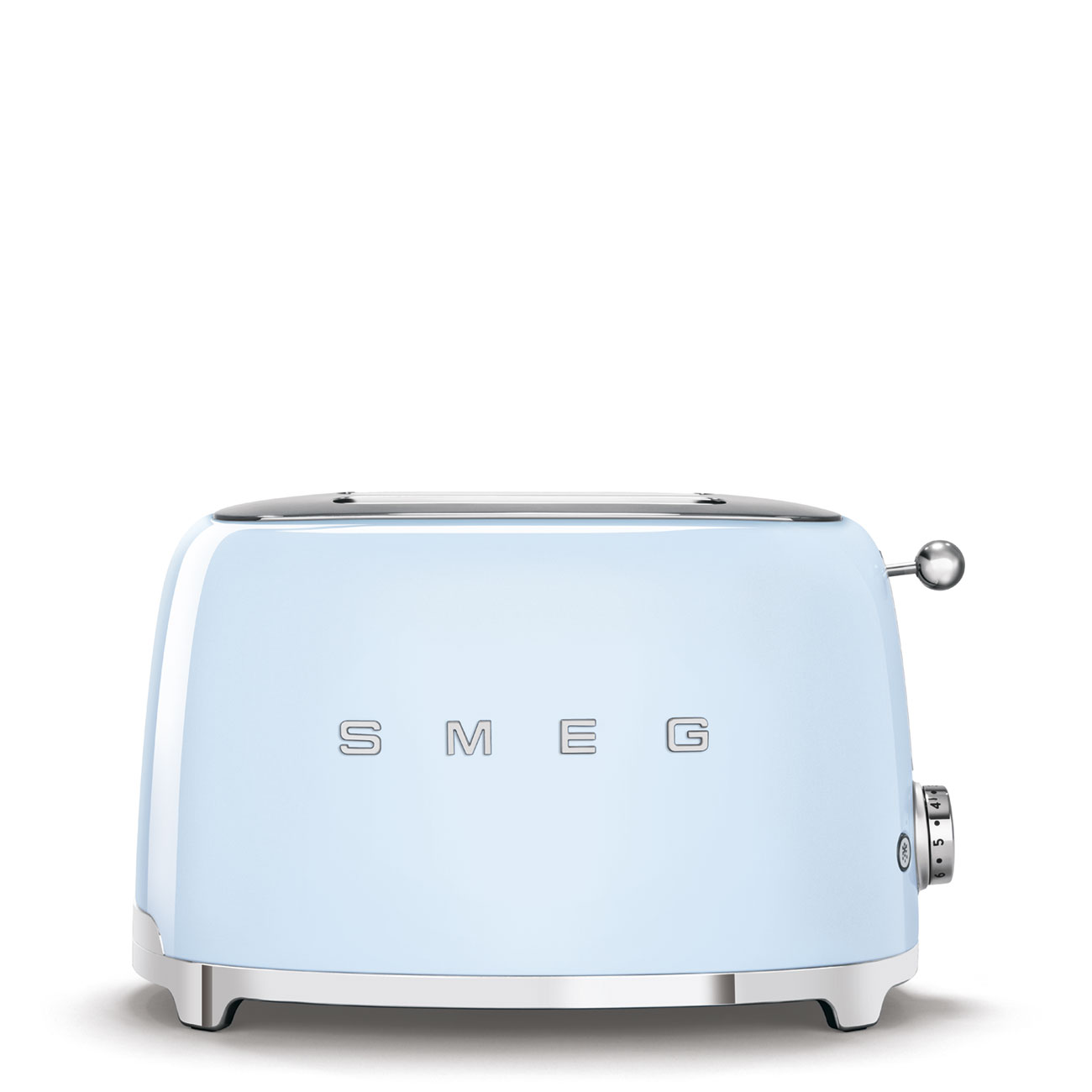 Ein hellblauer SMEG-Toaster mit Chromakzenten. Der Toaster steht auf weißem Hintergrund.