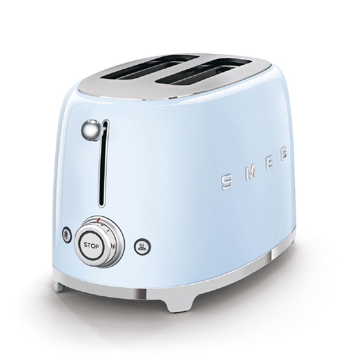 Hellblauer Toaster mit zwei Schlitzen, Chromakzenten und 'SMEG'-Logo. Isoliert auf weißem Hintergrund.
