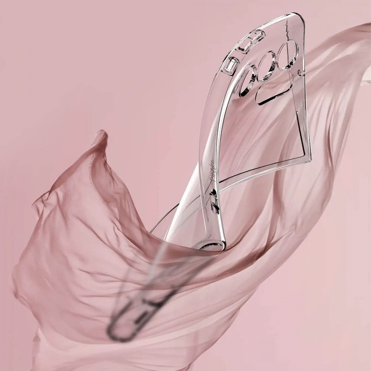 Transparente Handyhülle, drapiert mit fließendem rosa Stoff. Die Hülle ist leicht gebogen.