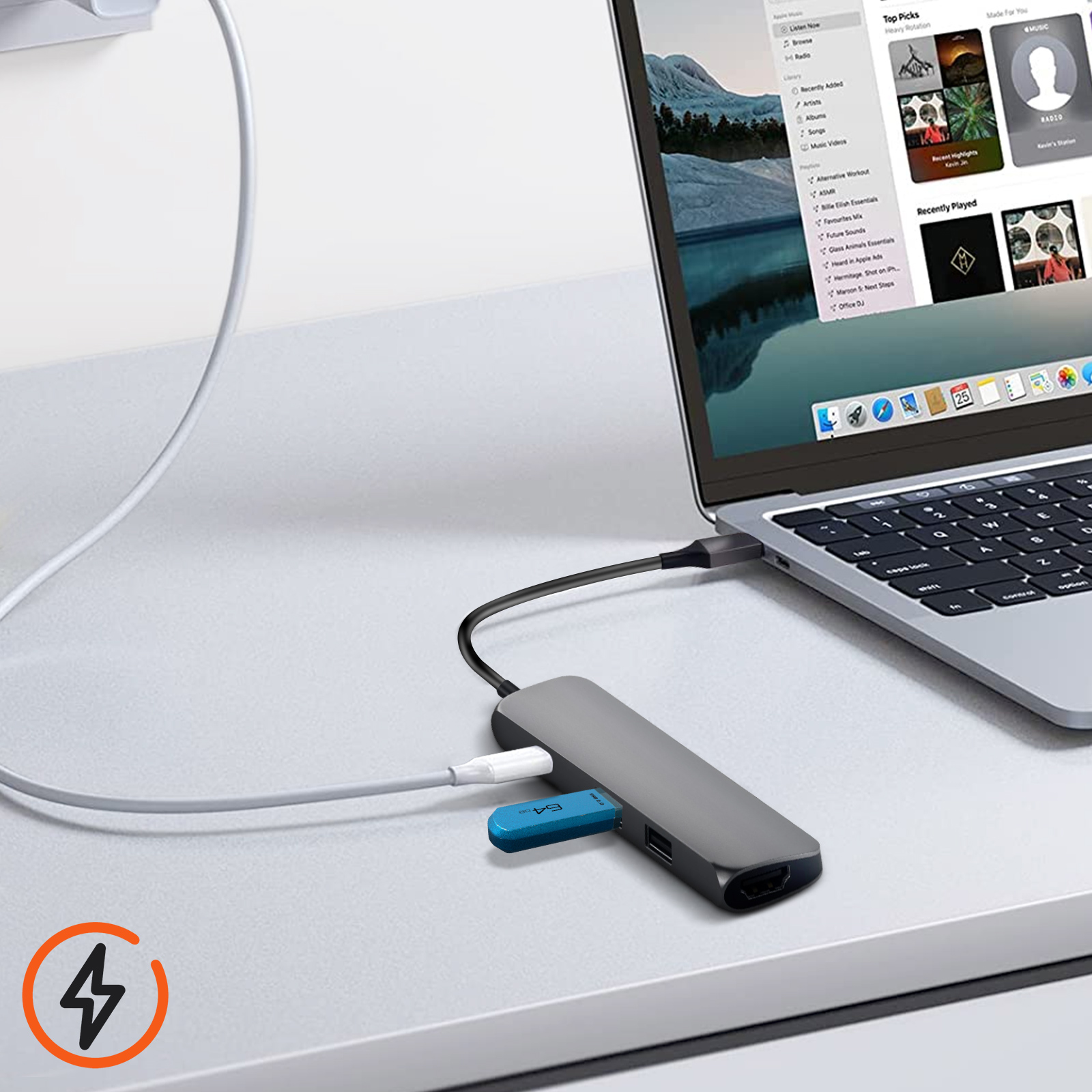 Portátil conectado a un concentrador USB gris con una unidad USB. Símbolo de energía a la izquierda.