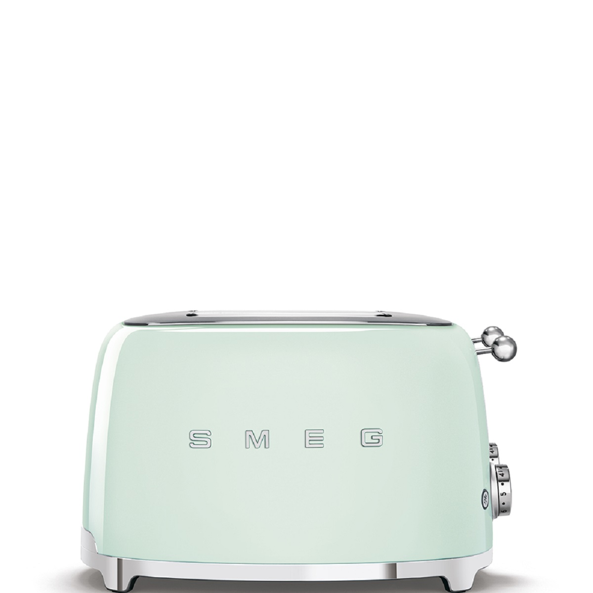 Ein hellgrüner Toaster auf weißem Hintergrund. Das Wort SMEG ist auf dem Toaster aufgedruckt.
