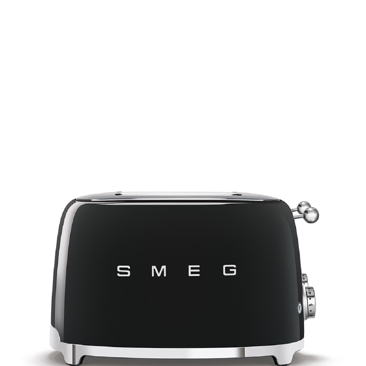 Schwarzer Toaster. Der Toaster hat den Markennamen SMEG. Weißer Hintergrund.