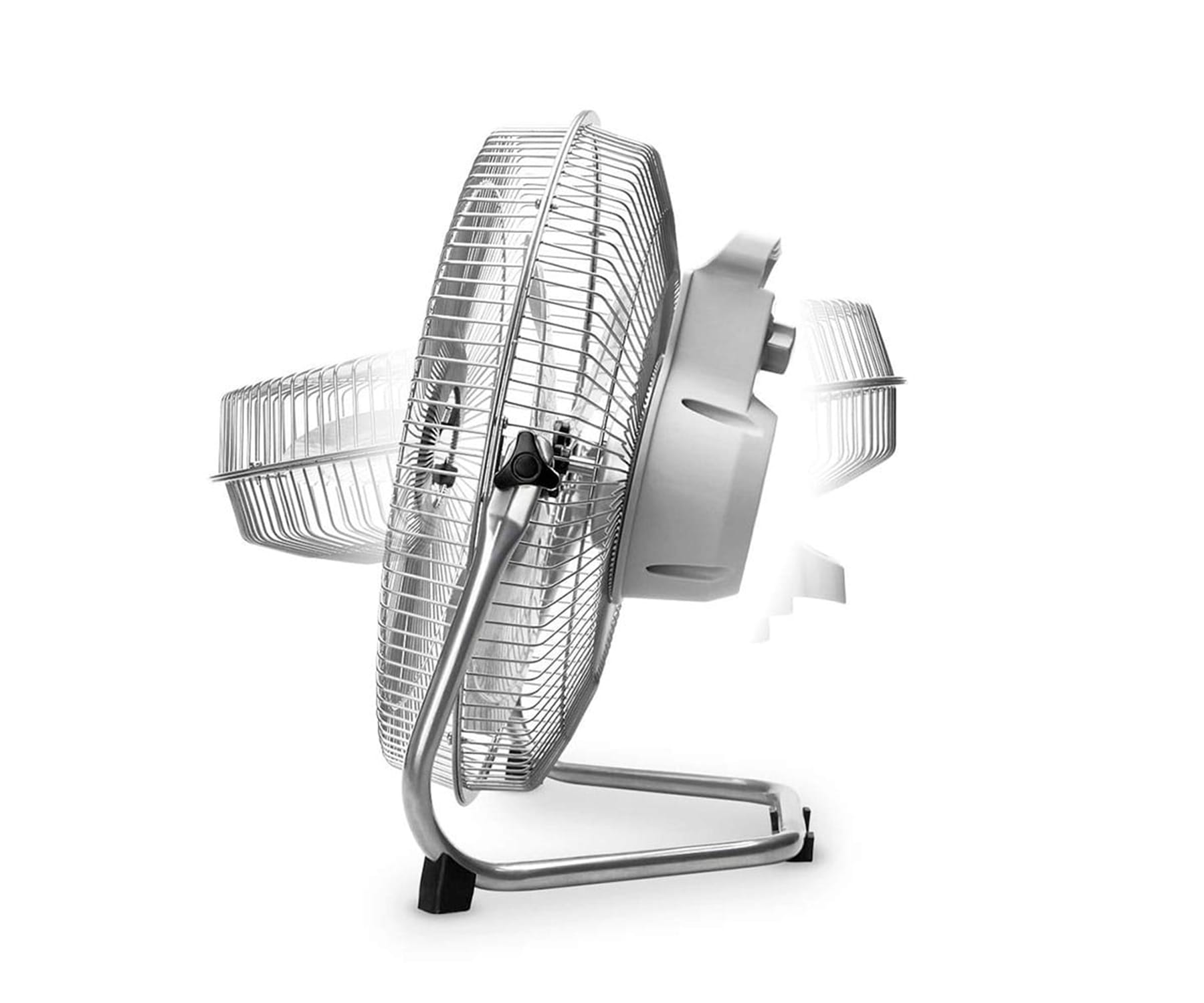 Un ventilador plateado, inclinado hacia un lado con aspas, sobre fondo blanco.