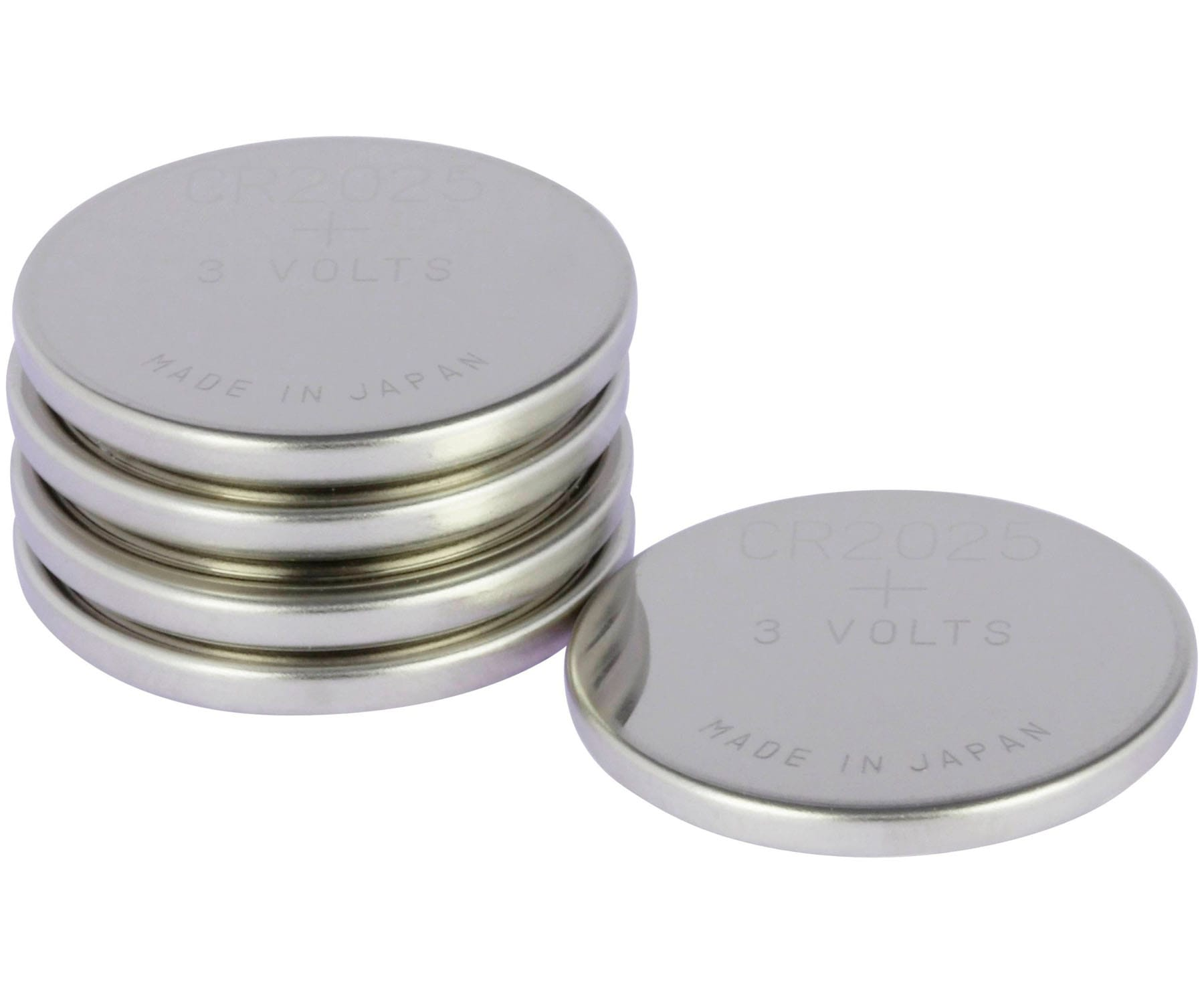 Una pila di batterie CR2025. Una batteria è separata. Tutte sono argentate.