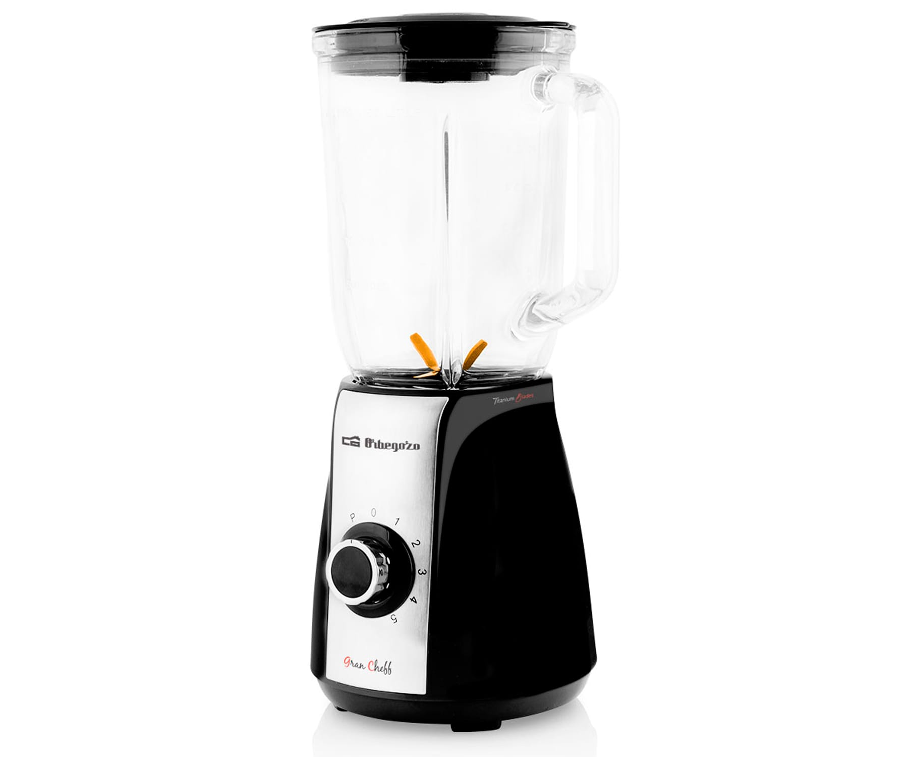 Czarny i srebrny blender ze szklanym pojemnikiem i czarną podstawą na białym tle.