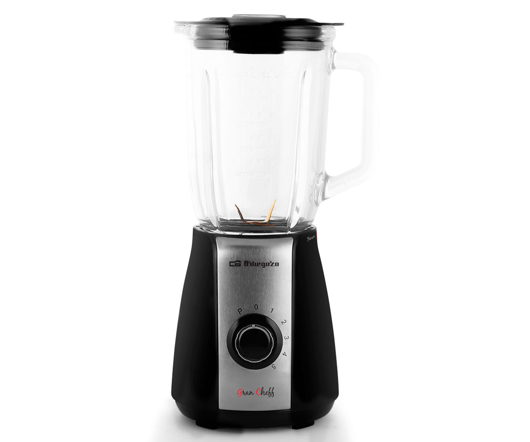 Czarny i srebrny blender, ze szklanym dzbankiem i pokrętłem ustawień, na białej powierzchni.