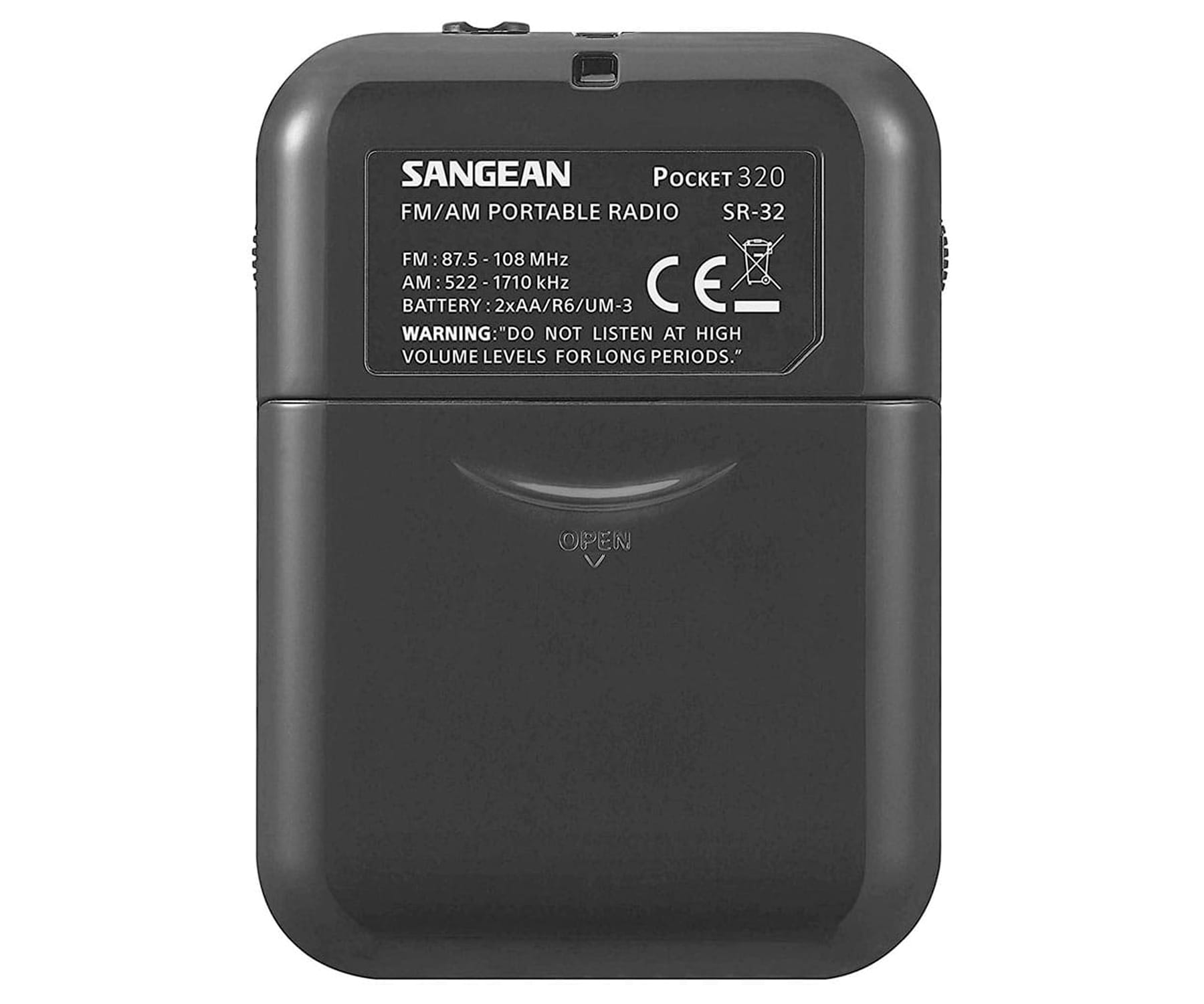 Czarny radio Sangean Pocket 320, z otwartym tyłem. Szczegóły wydrukowane na urządzeniu.